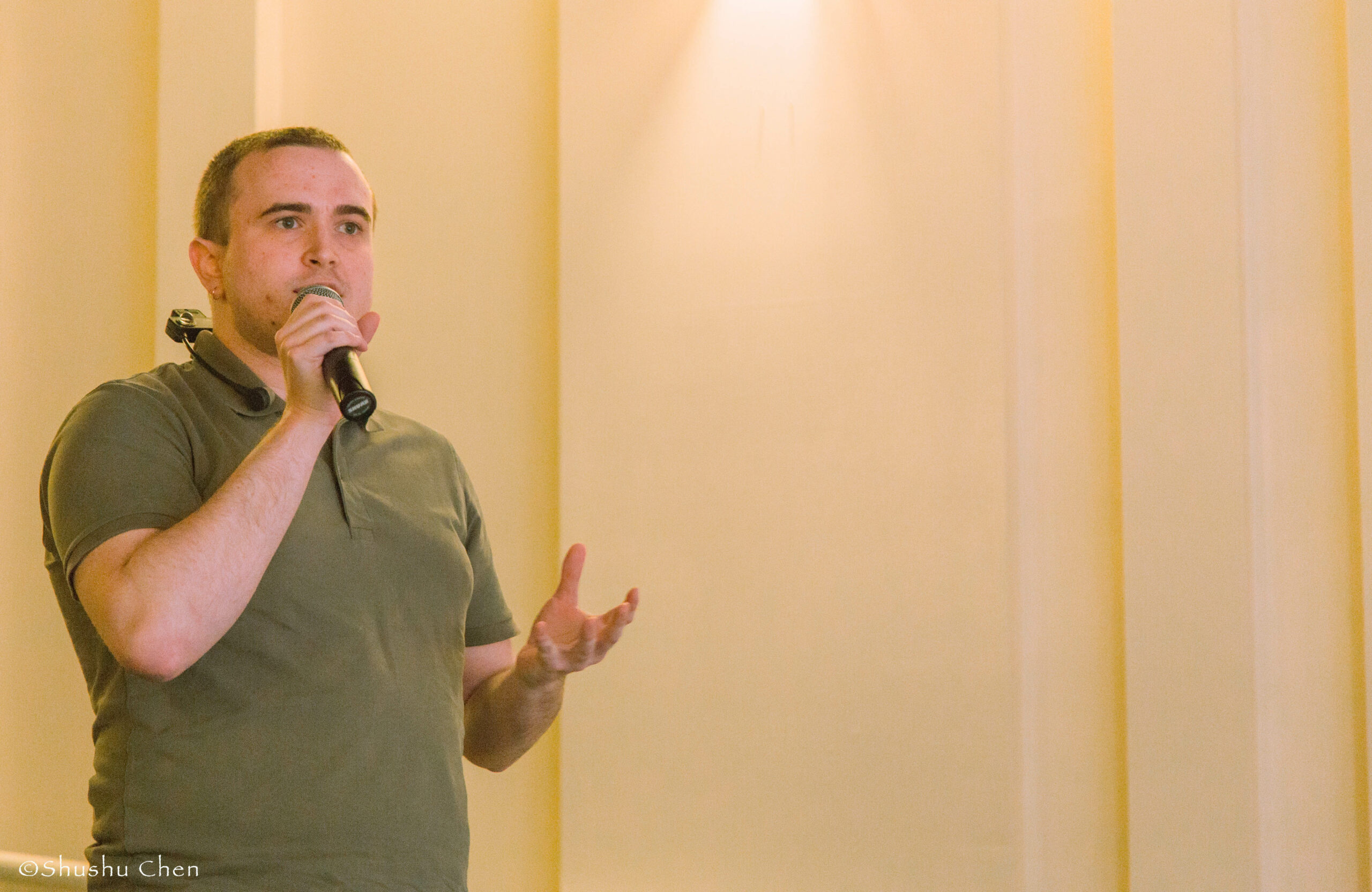speaker-talking-from-panel-discussion-roma-migrations-at-casa-italiana