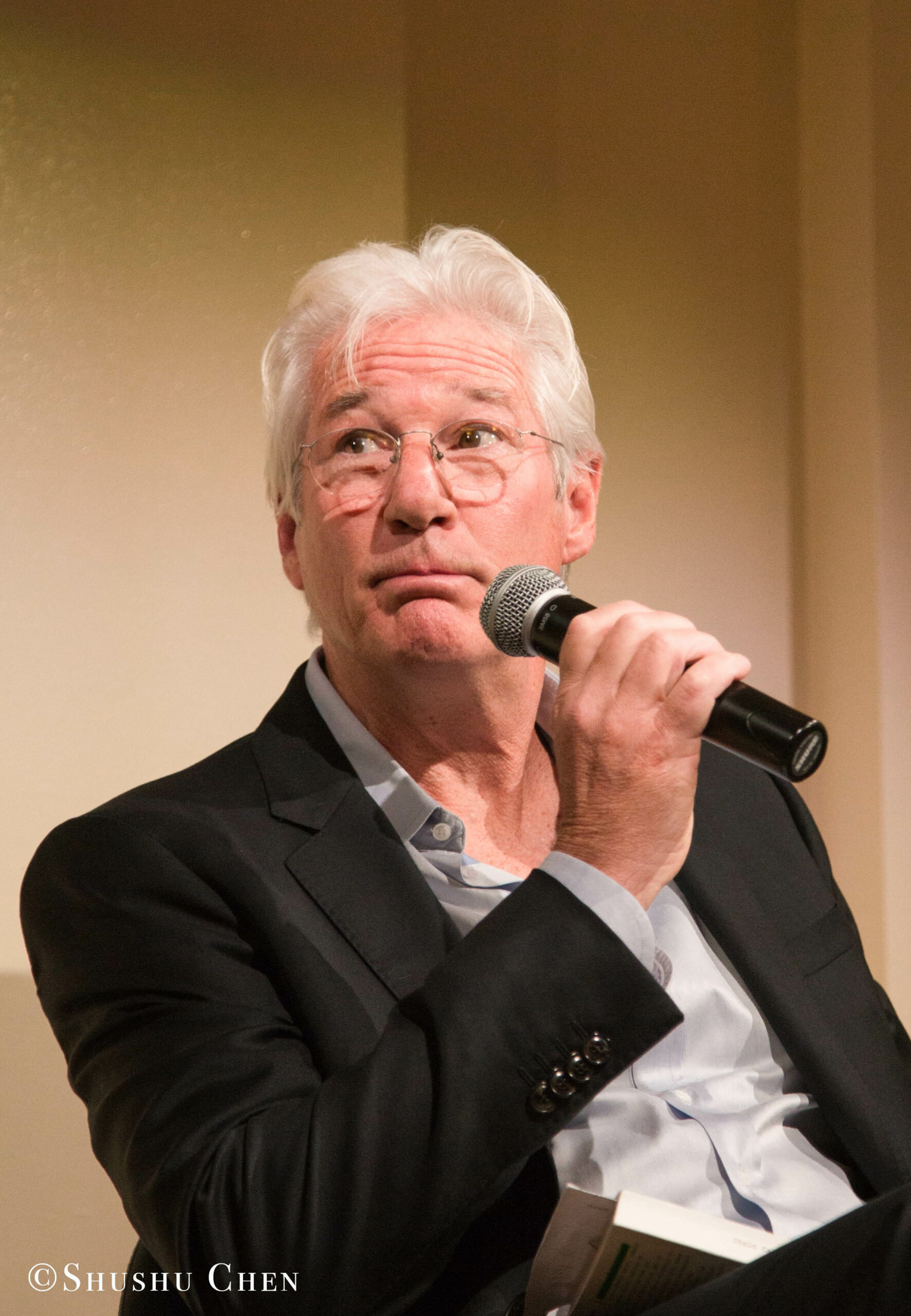 speaker-talking-from-presentation-richard-gere-reads-italo-calvino-at-casa-italiana