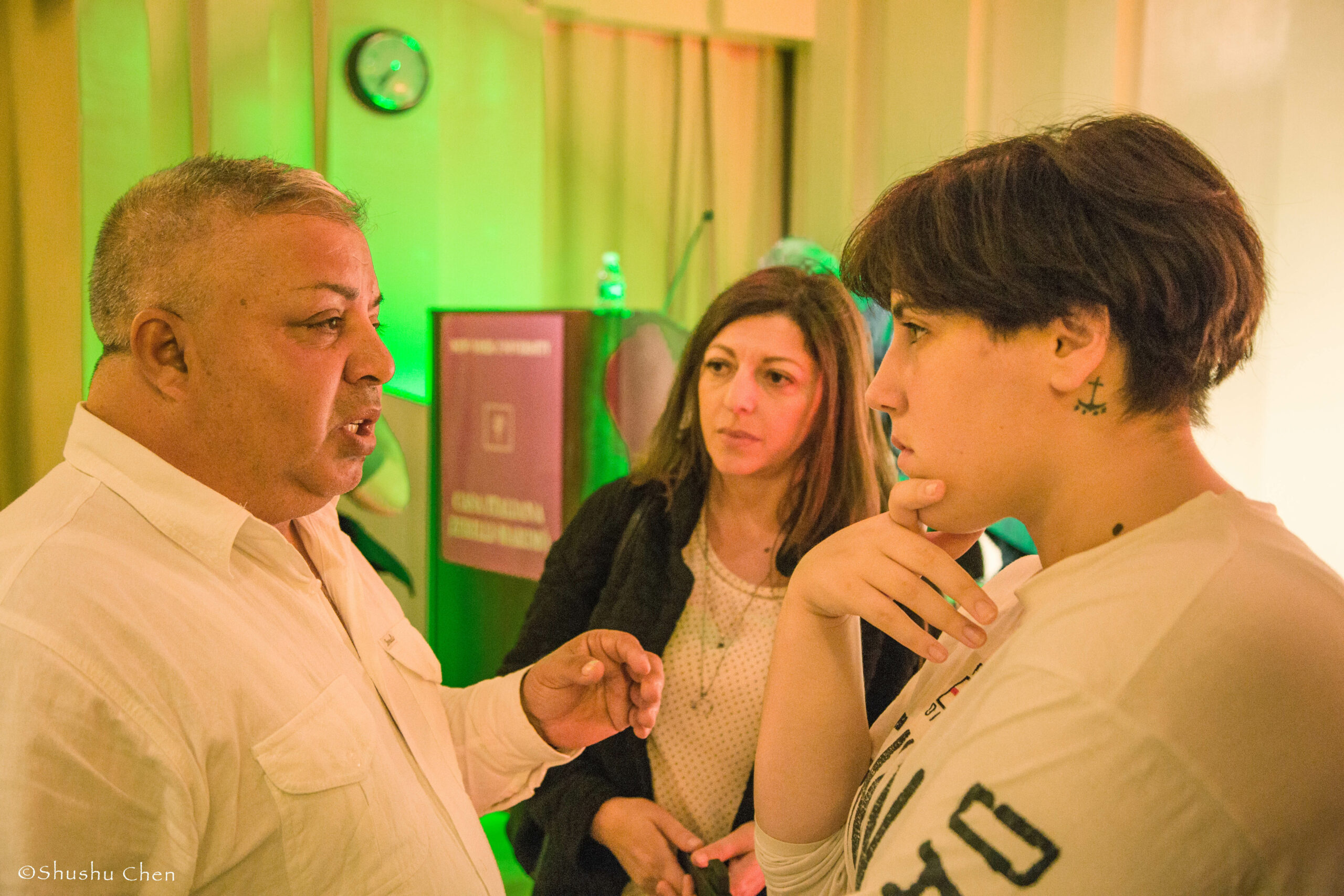 speaker-interacting-with-guests-from-panel-discussion-roma-migrations-at-casa-italiana