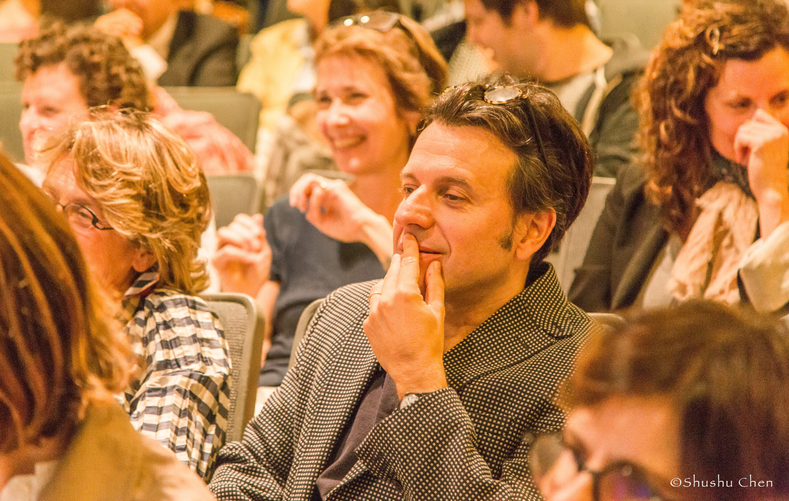 spectators-smiling-from-book-presentation-le-notti-blu-at-casa-italiana
