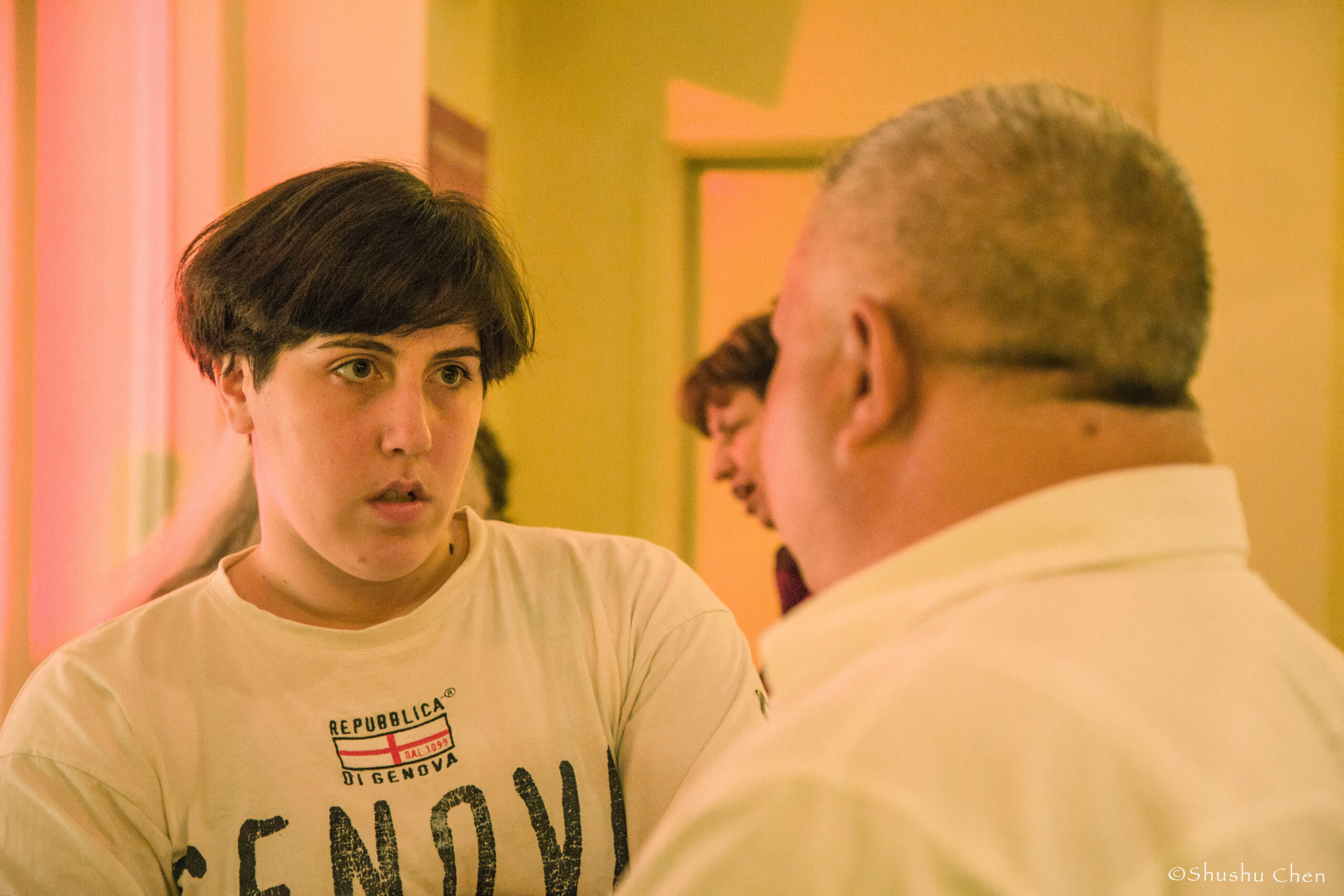 speaker-talking-with-boy-from-panel-discussion-roma-migrations-at-casa-italiana
