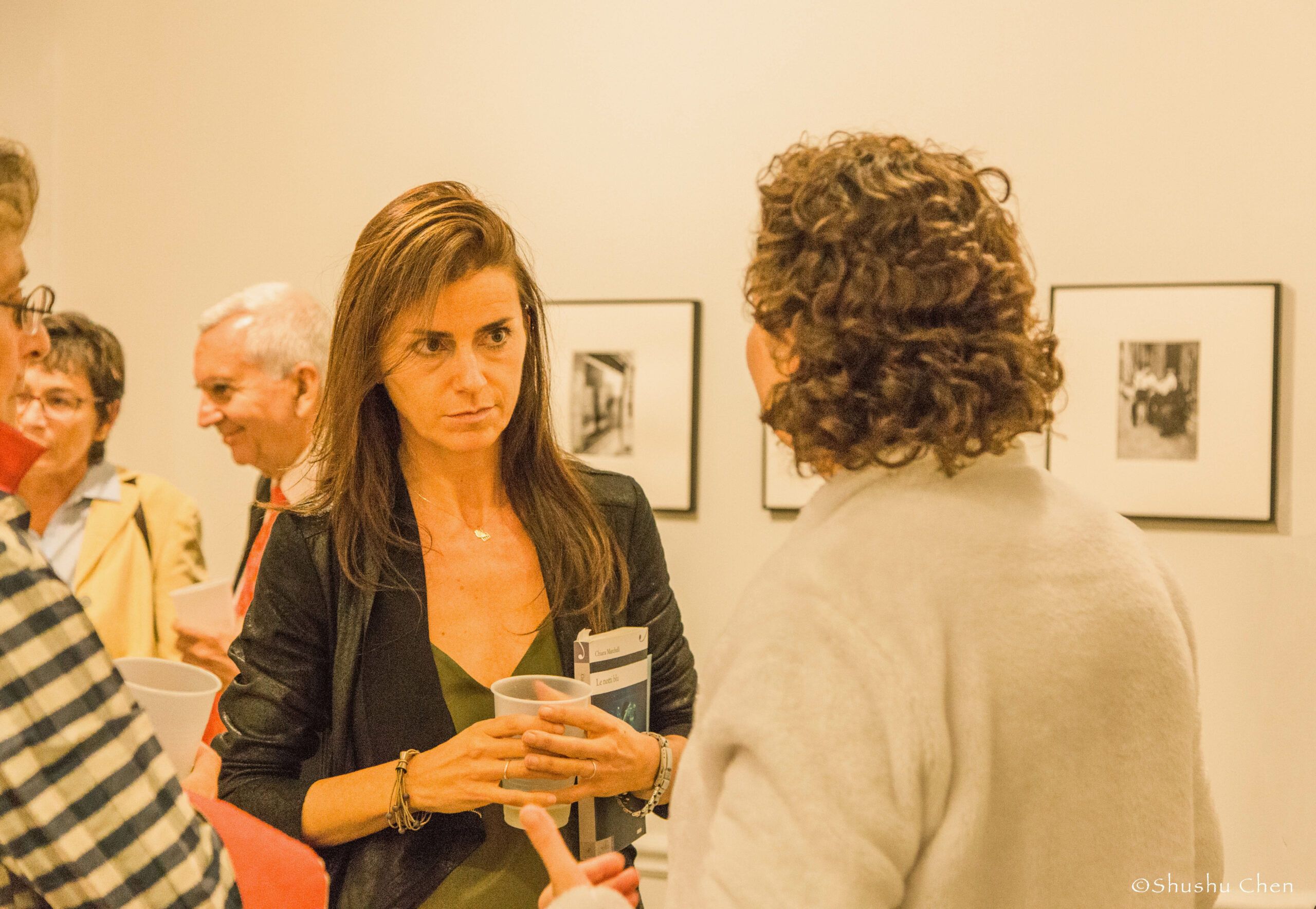 speaker-talking-with-guests-from-book-presentation-le-notti-blu-at-casa-italiana