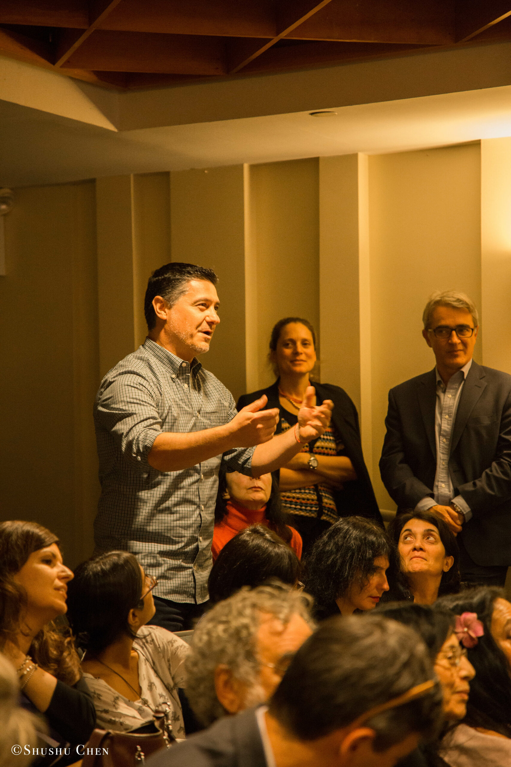 spectators-clapping-from-presentation-richard-gere-reads-italo-calvino-at-casa-italiana