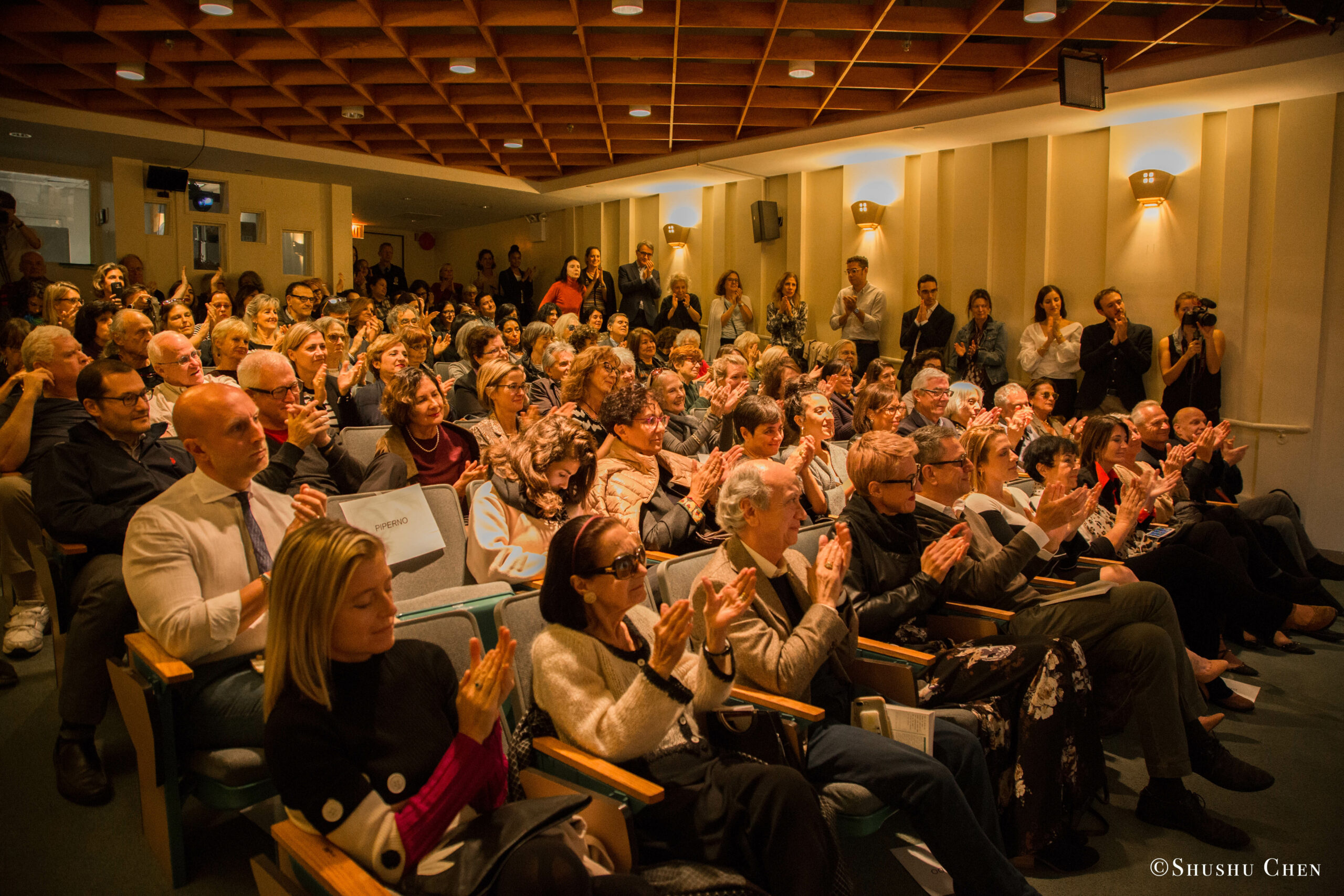 spectators-clapping-from-presentation-richard-gere-reads-italo-calvino-at-casa-italiana