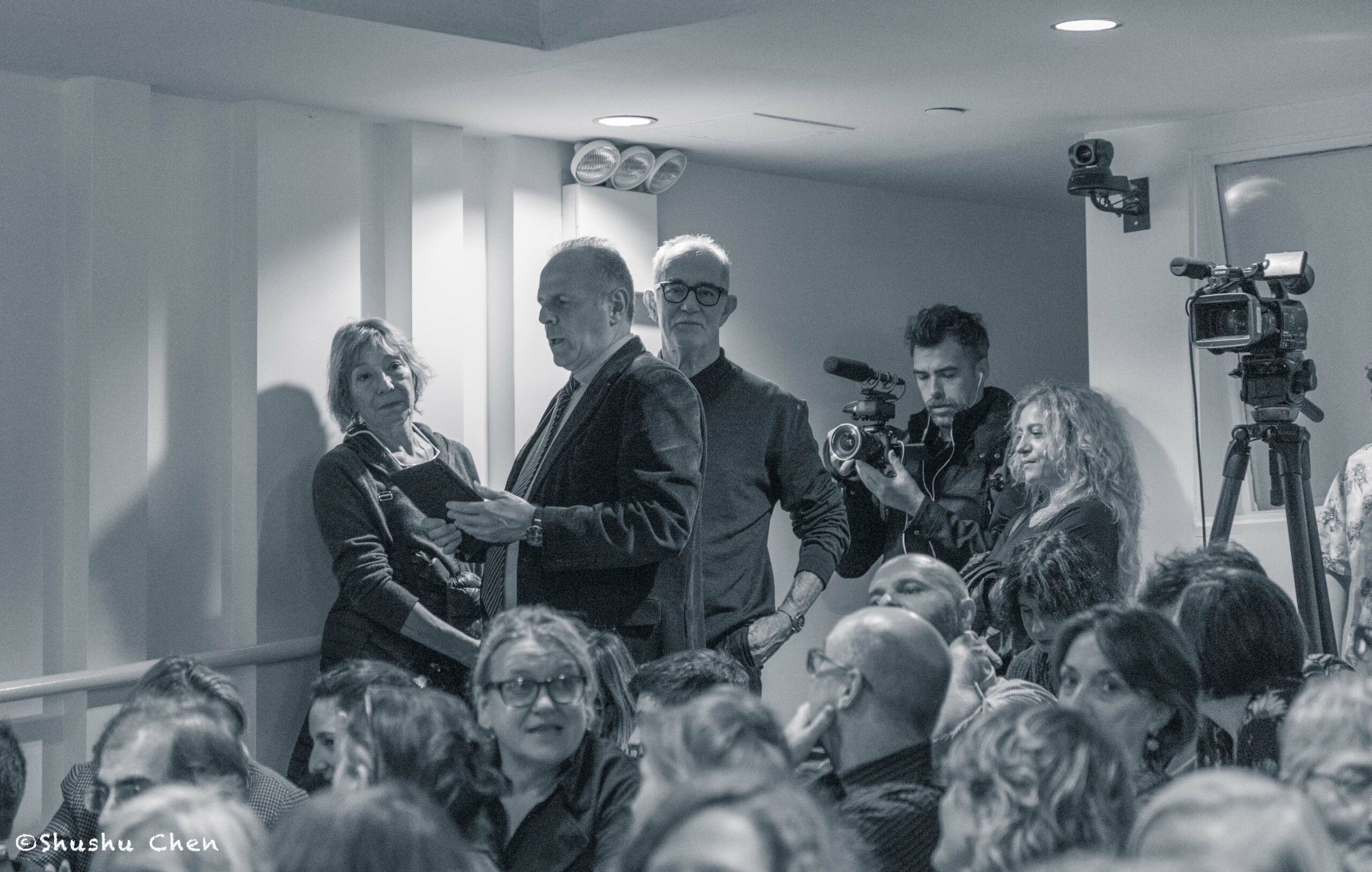 stefano-spectators-and-cameraman-from-francesco-de-gregori-at-casa-italiana