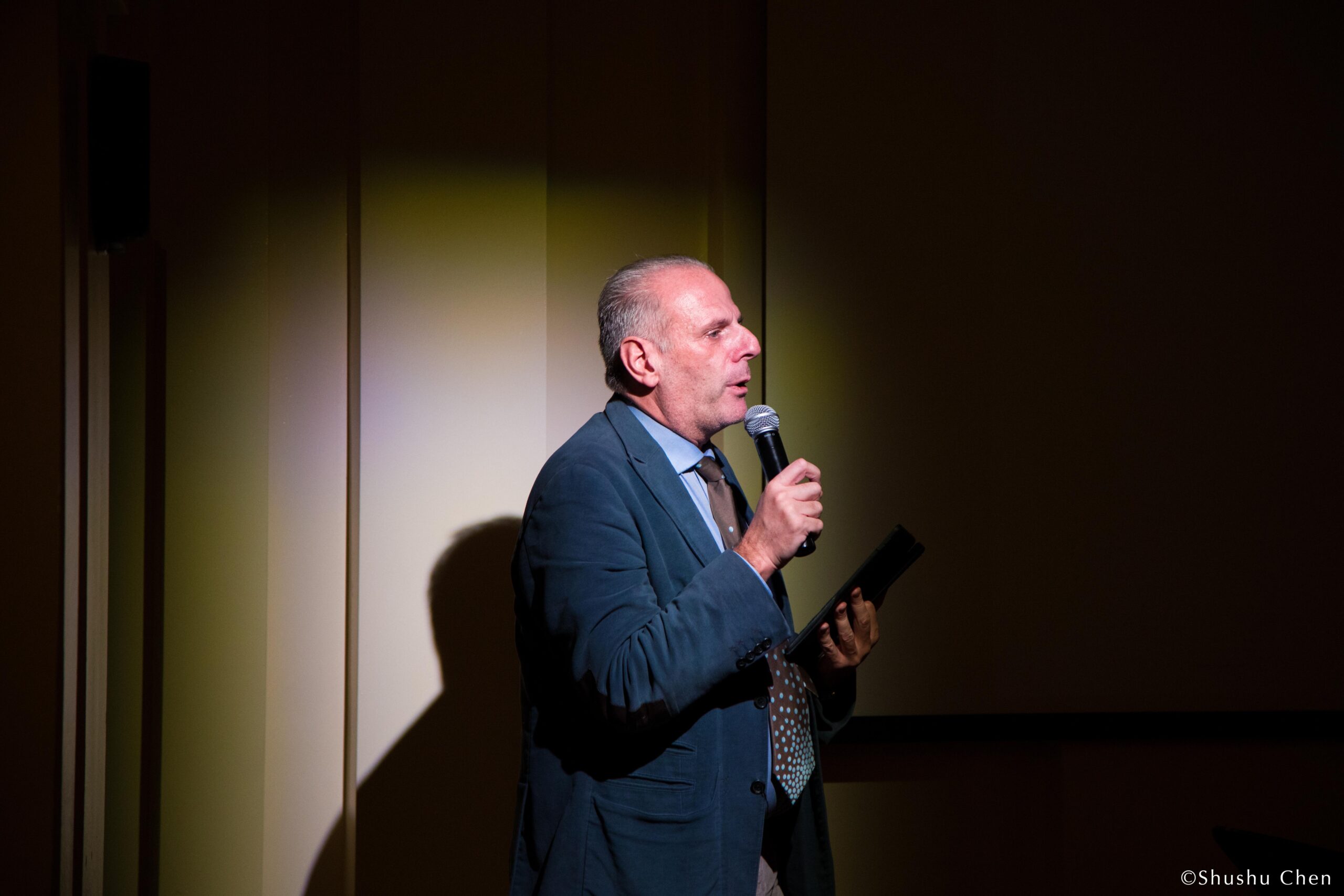stefano-talking-from-adventures-in-italian-opera-gerald-finley-at-casa-italiana