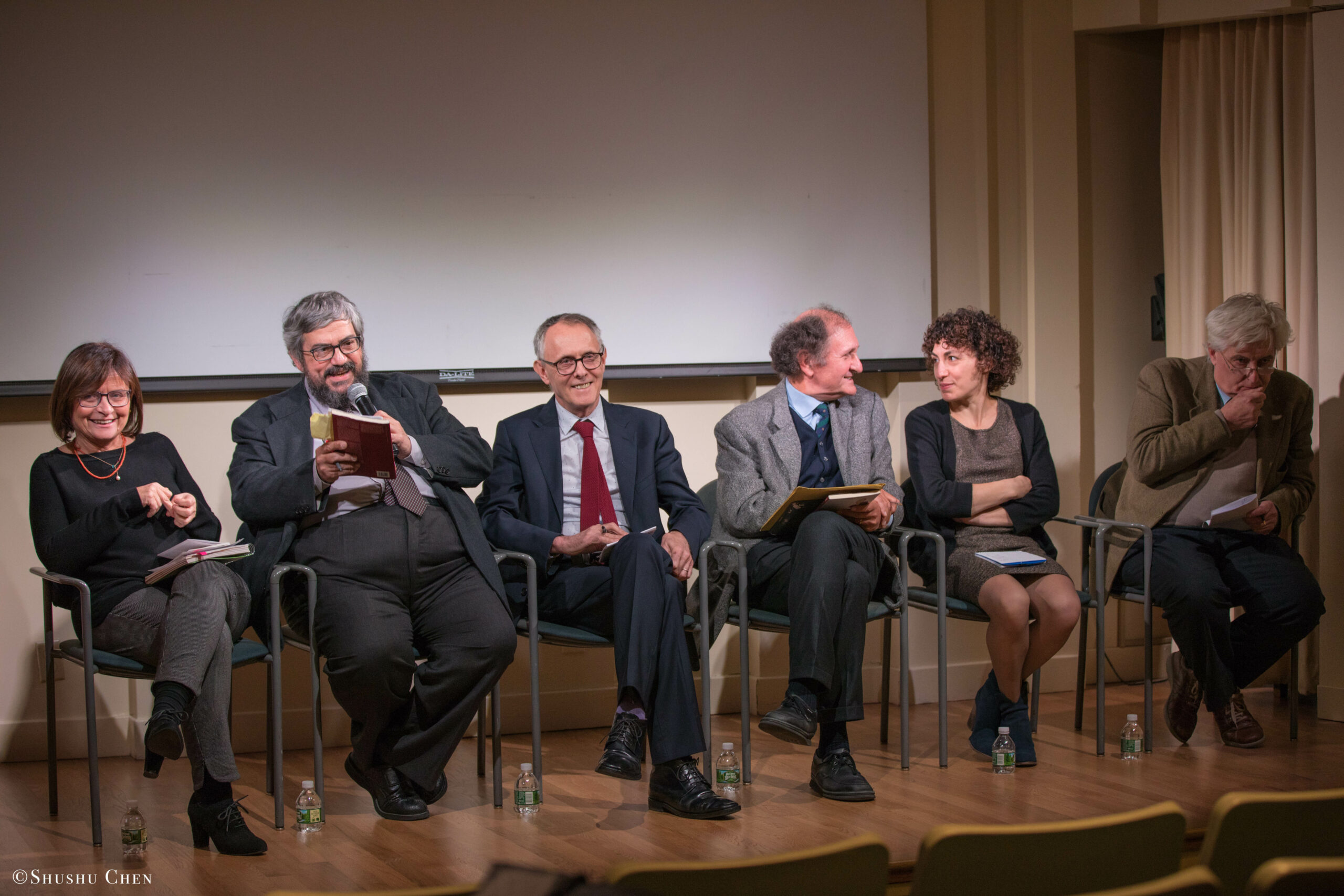 speaker-talking-from-seminar-global-interdependence-and-the-crisis-of-democracy-at-casa-italiana