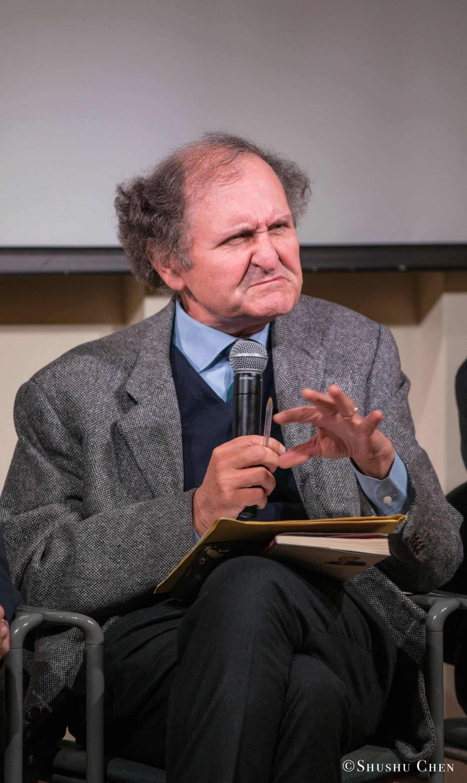speaker-talking-from-seminar-global-interdependence-and-the-crisis-of-democracy-at-casa-italiana