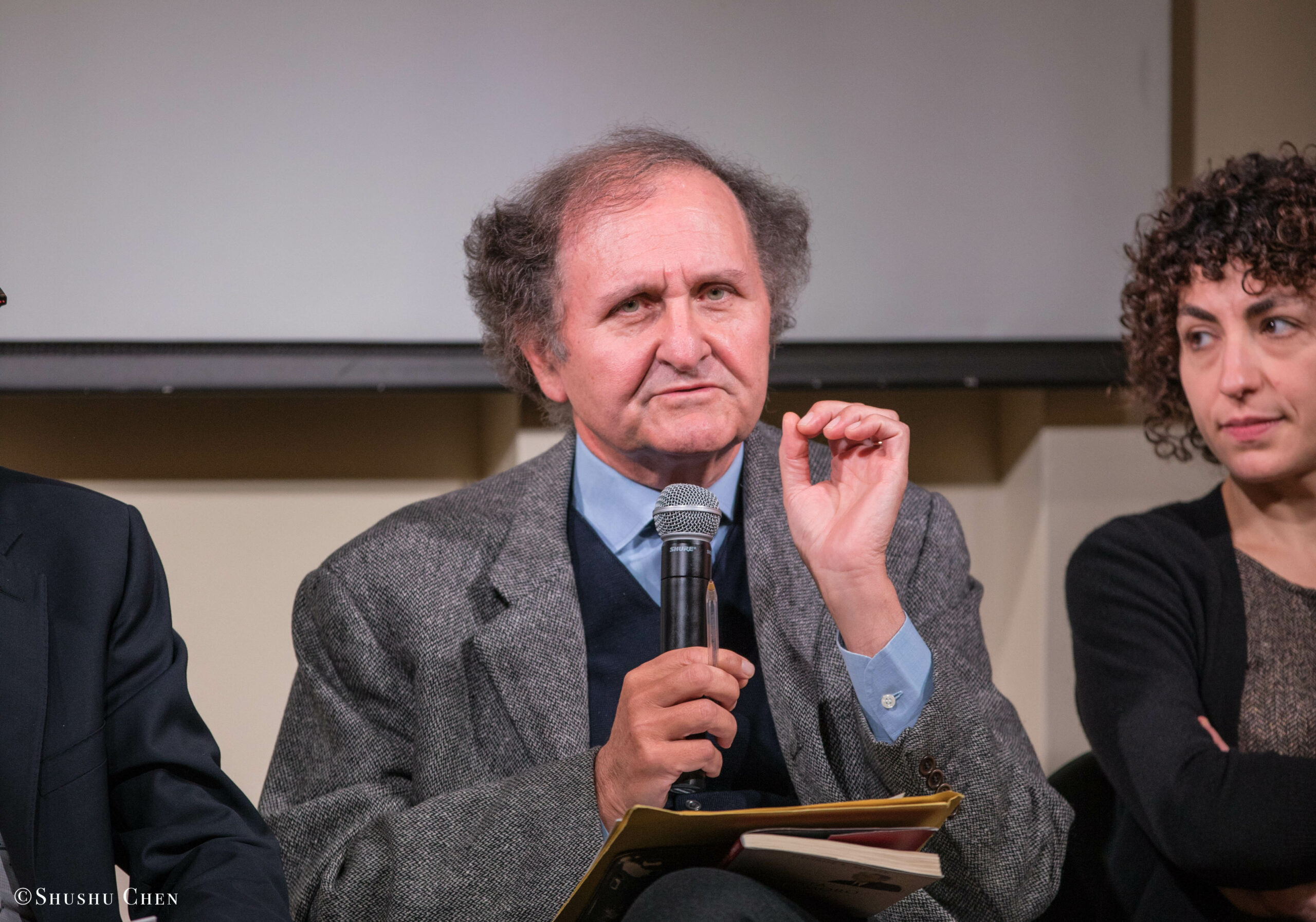 speaker-talking-from-seminar-global-interdependence-and-the-crisis-of-democracy-at-casa-italiana