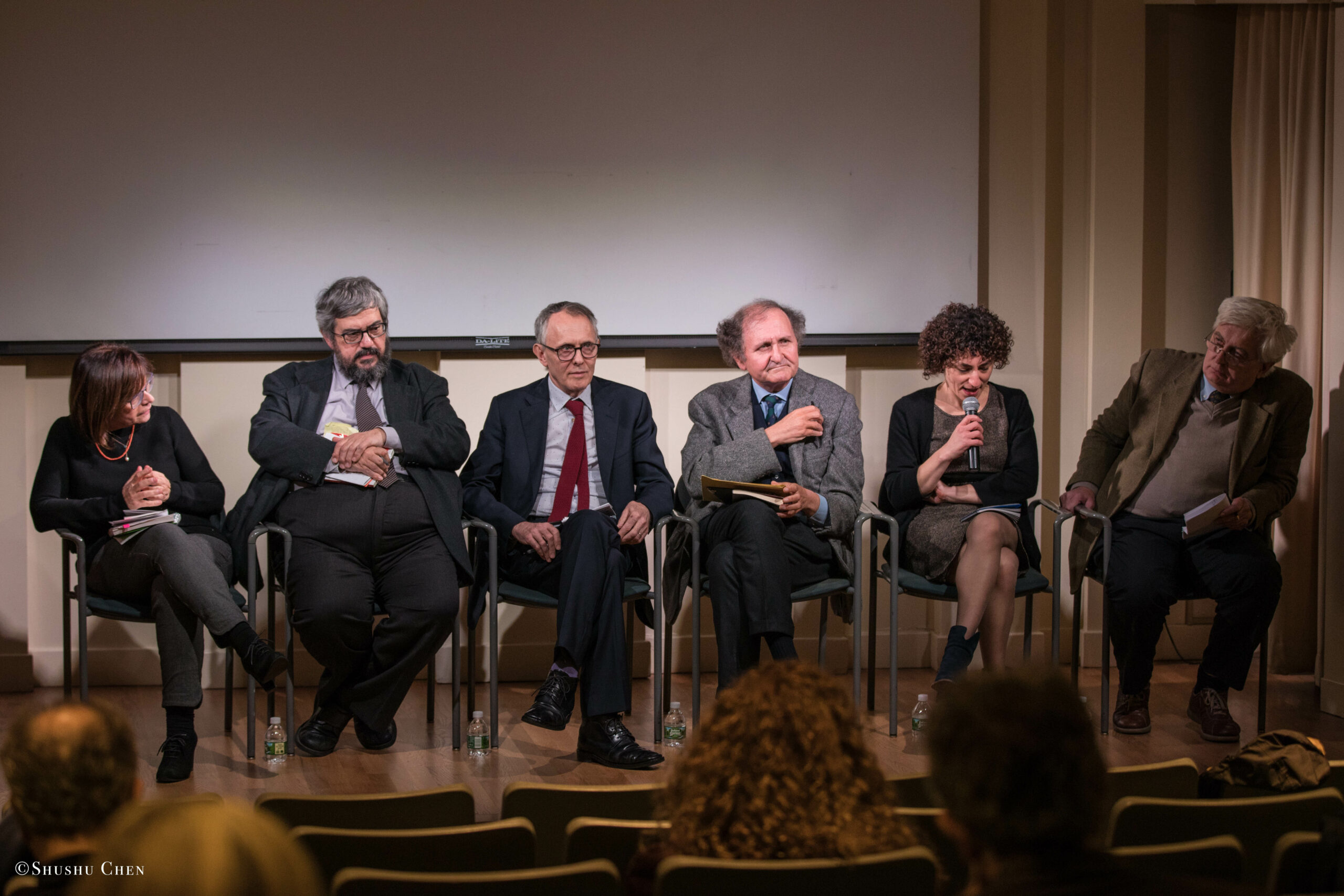 speaker-talking-from-seminar-global-interdependence-and-the-crisis-of-democracy-at-casa-italiana
