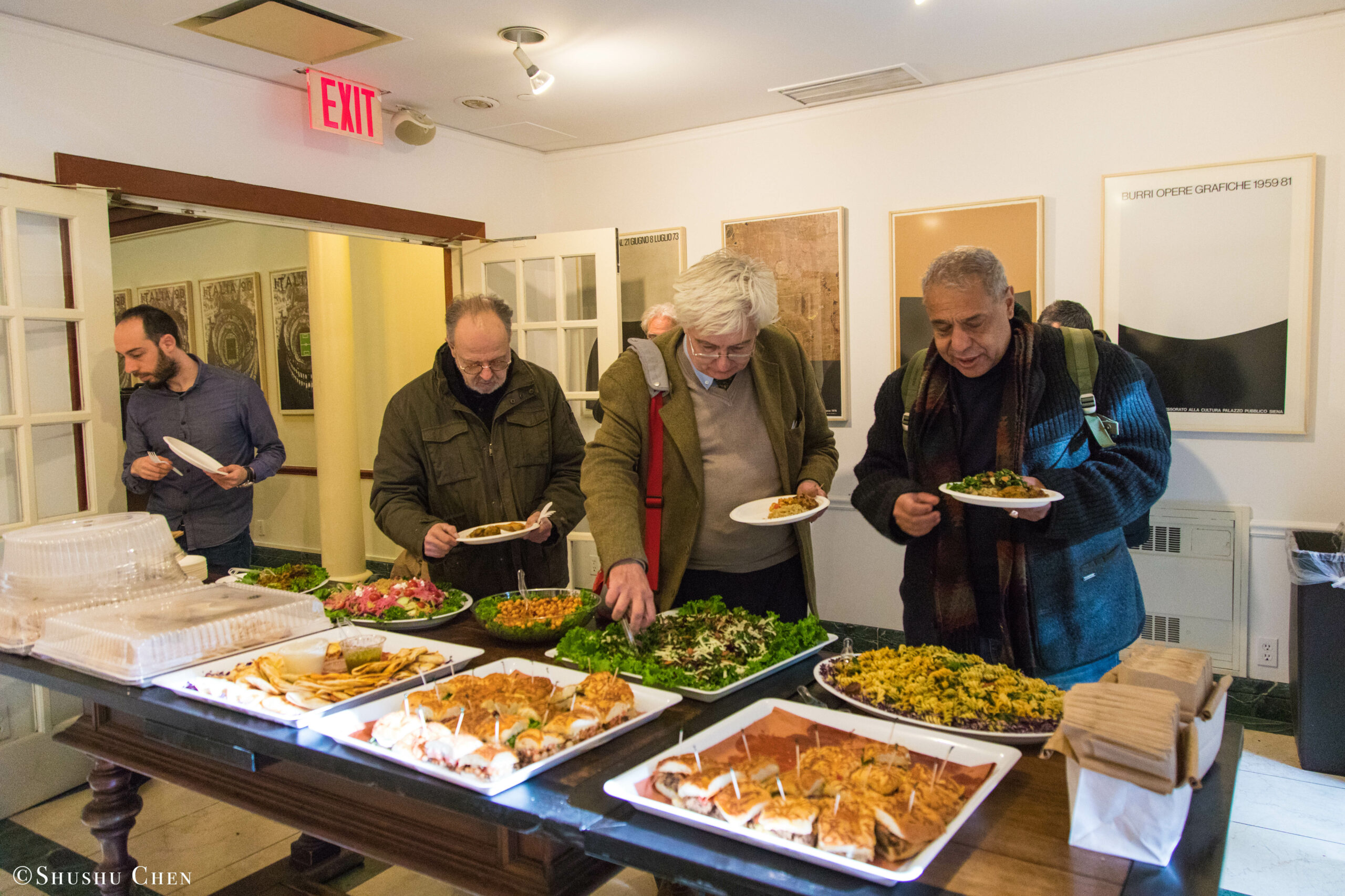 guests-eating-food-from-seminar-global-interdependence-and-the-crisis-of-democracy-at-casa-italiana