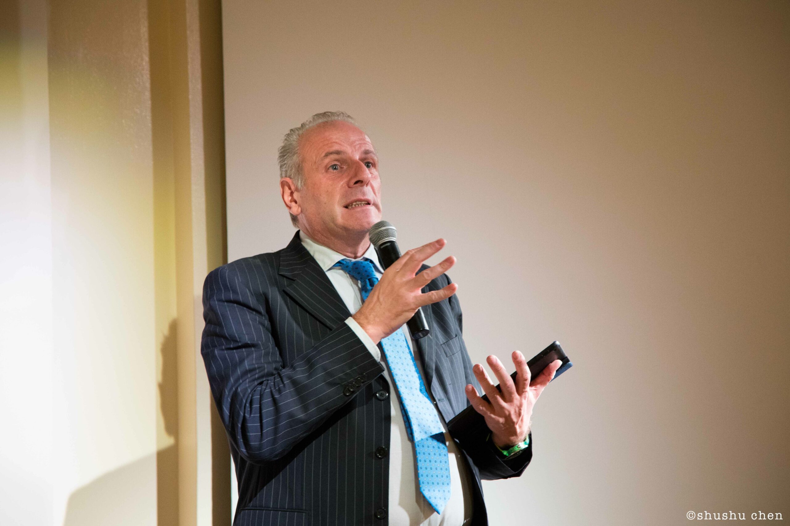 stefano-talking-from-addressing-style-mascagni-at-casa-italiana