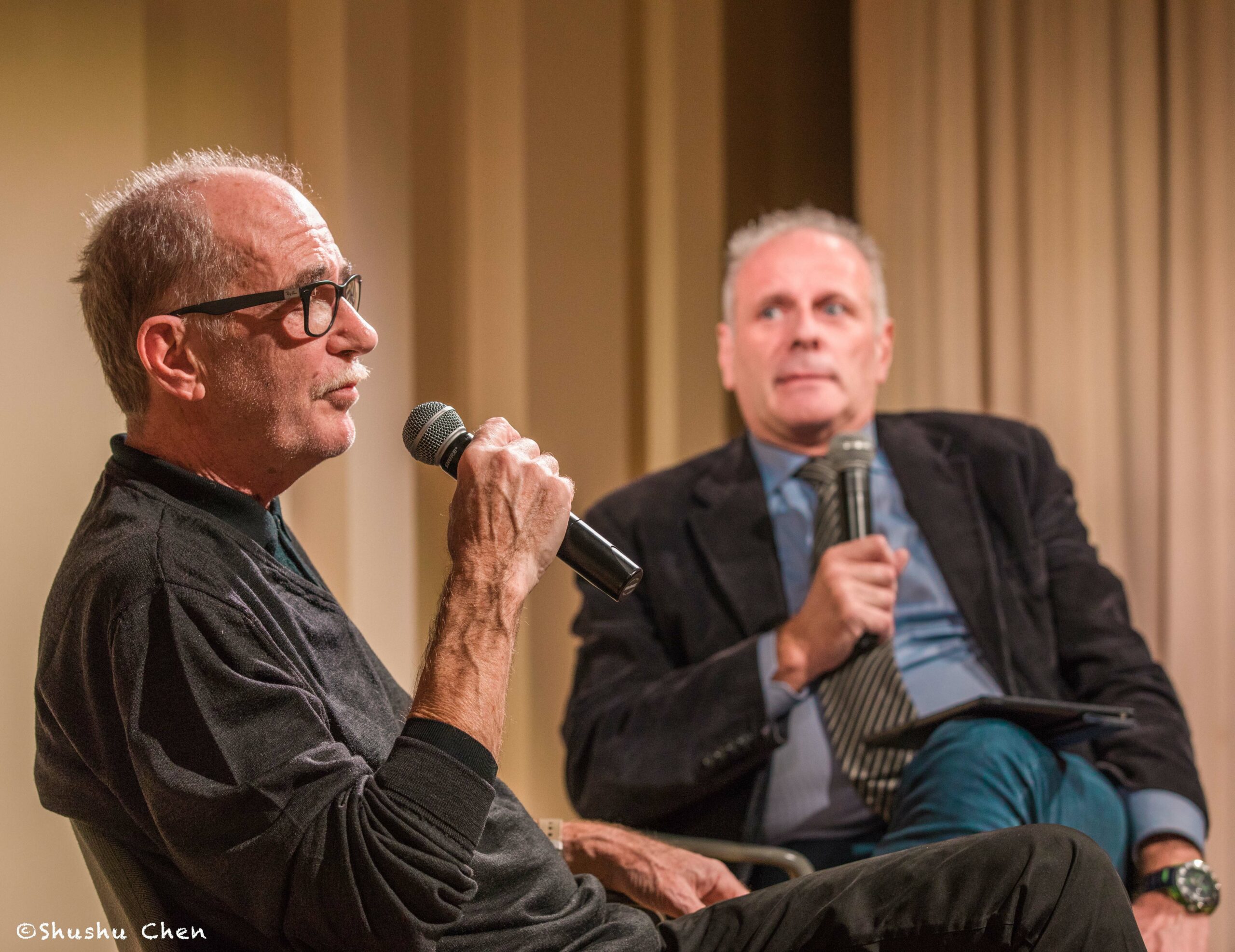 speaker-talking-from-francesco-de-gregori-at-casa-italiana