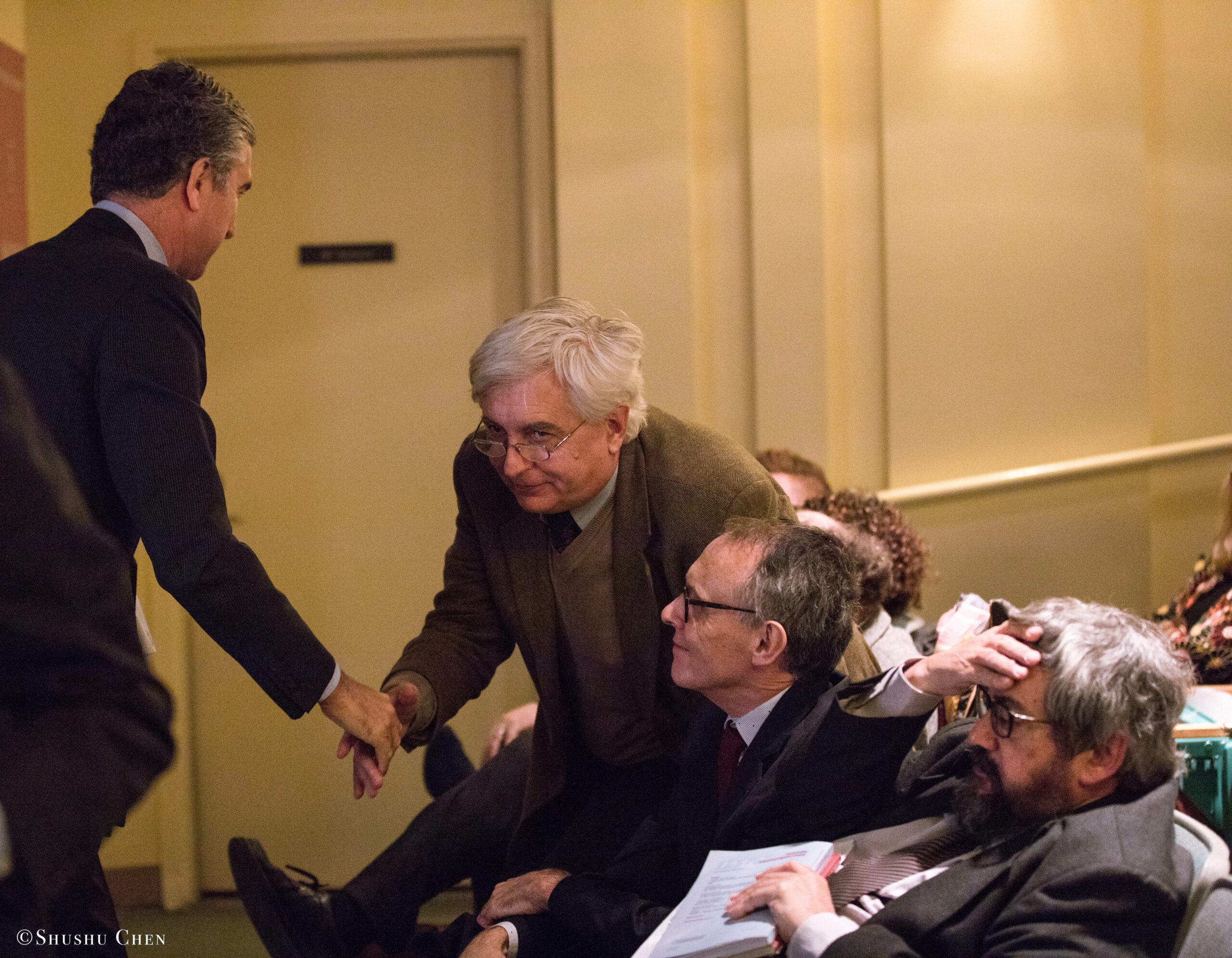 speaker-shaking-hands-from-seminar-global-interdependence-and-the-crisis-of-democracy-at-casa-italiana