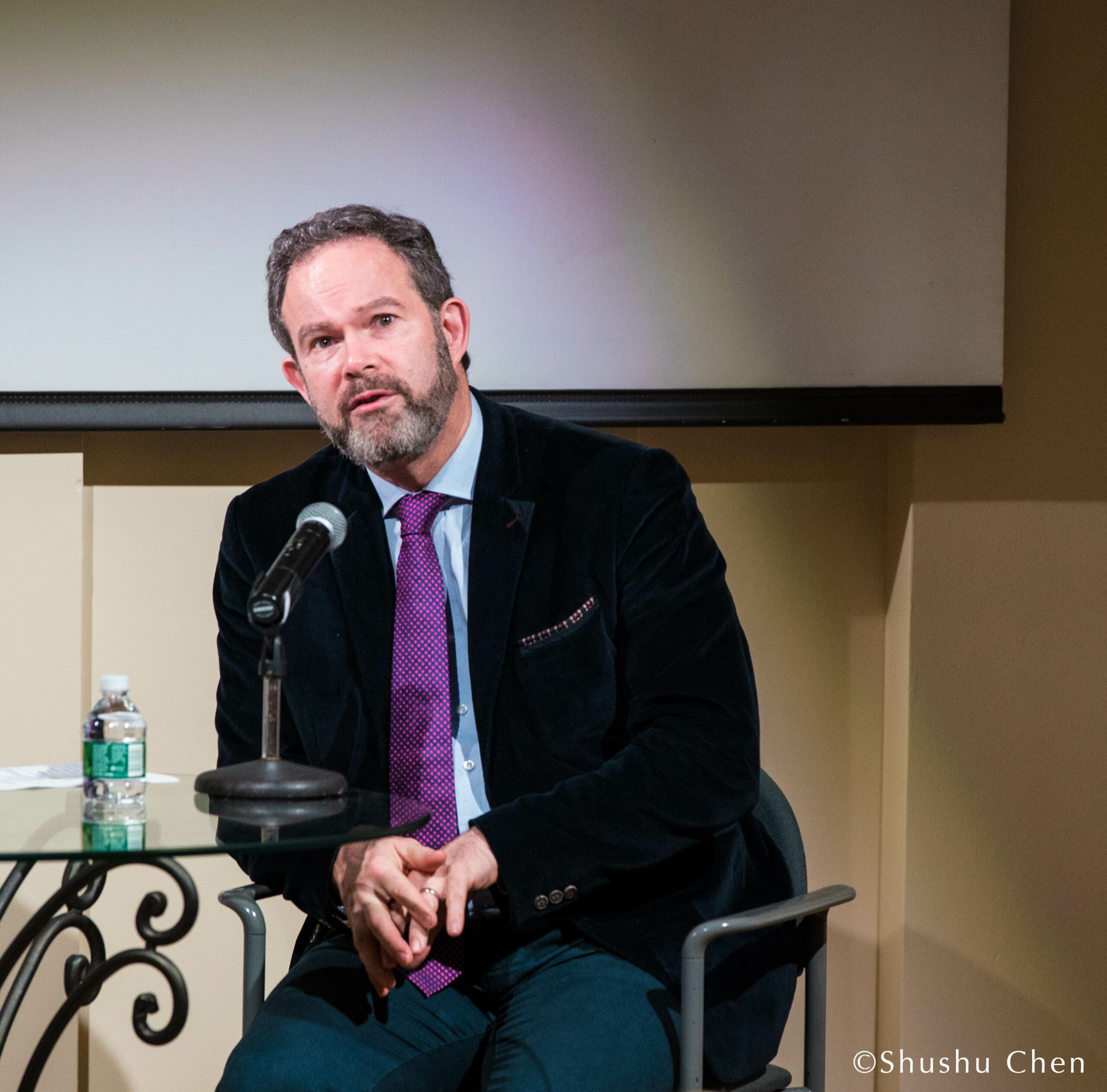 speaker-talking-from-adventures-in-italian-opera-gerald-finley-at-casa-italiana