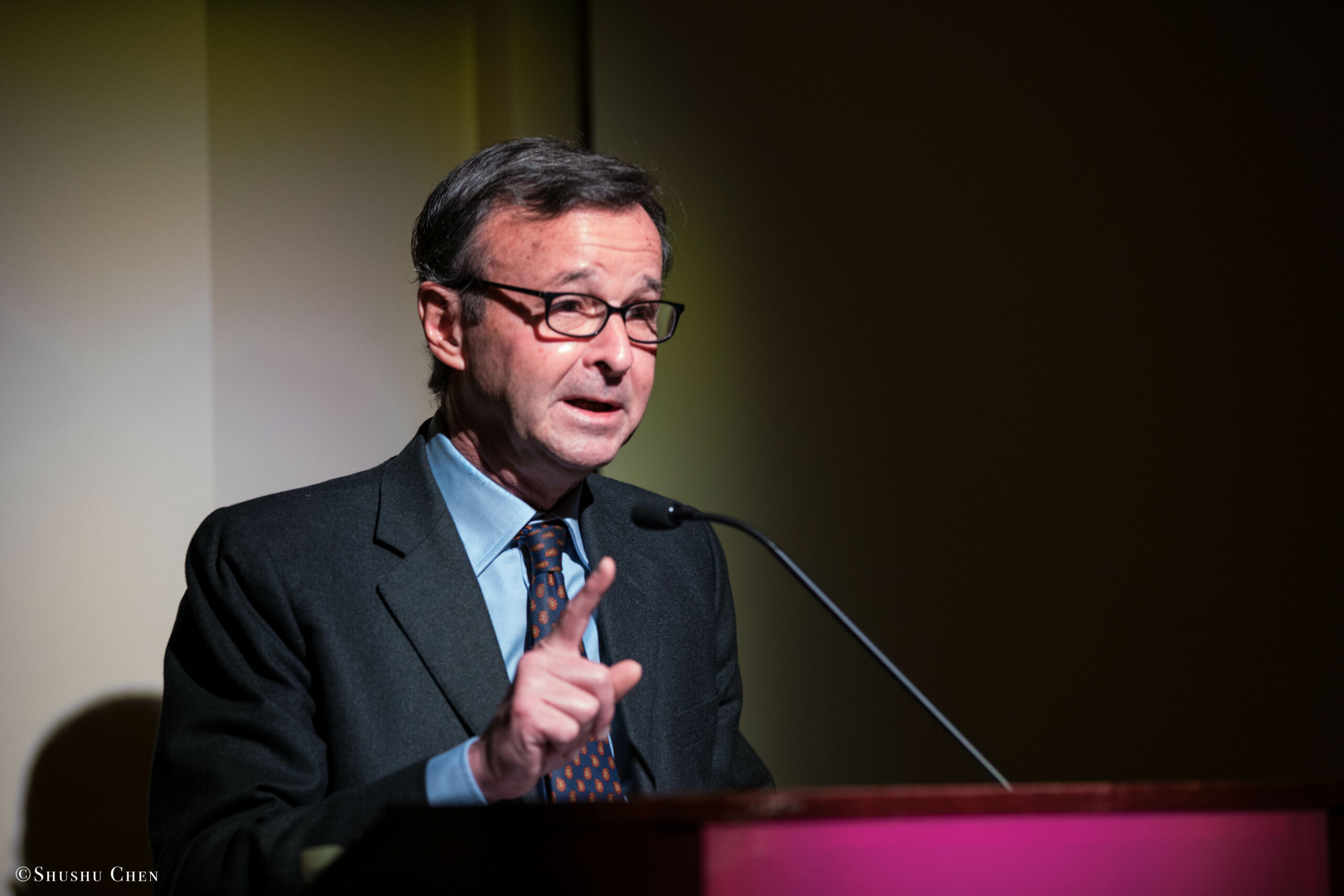 speaker-talking-from-seminar-global-interdependence-and-the-crisis-of-democracy-at-casa-italiana
