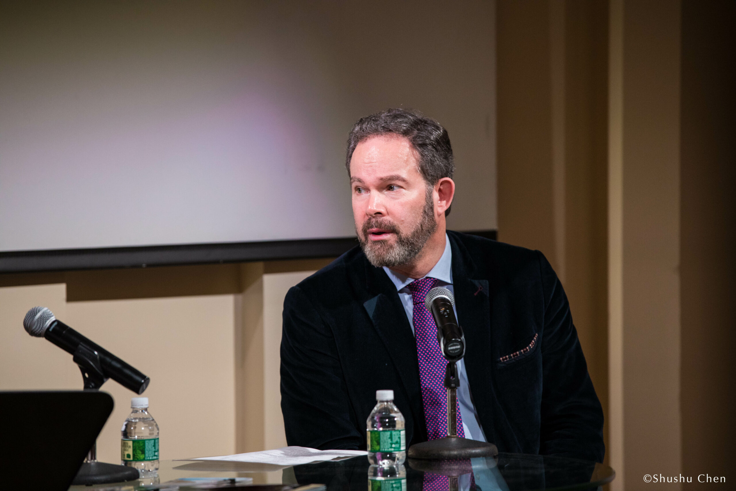 speaker-talking-from-adventures-in-italian-opera-gerald-finley-at-casa-italiana