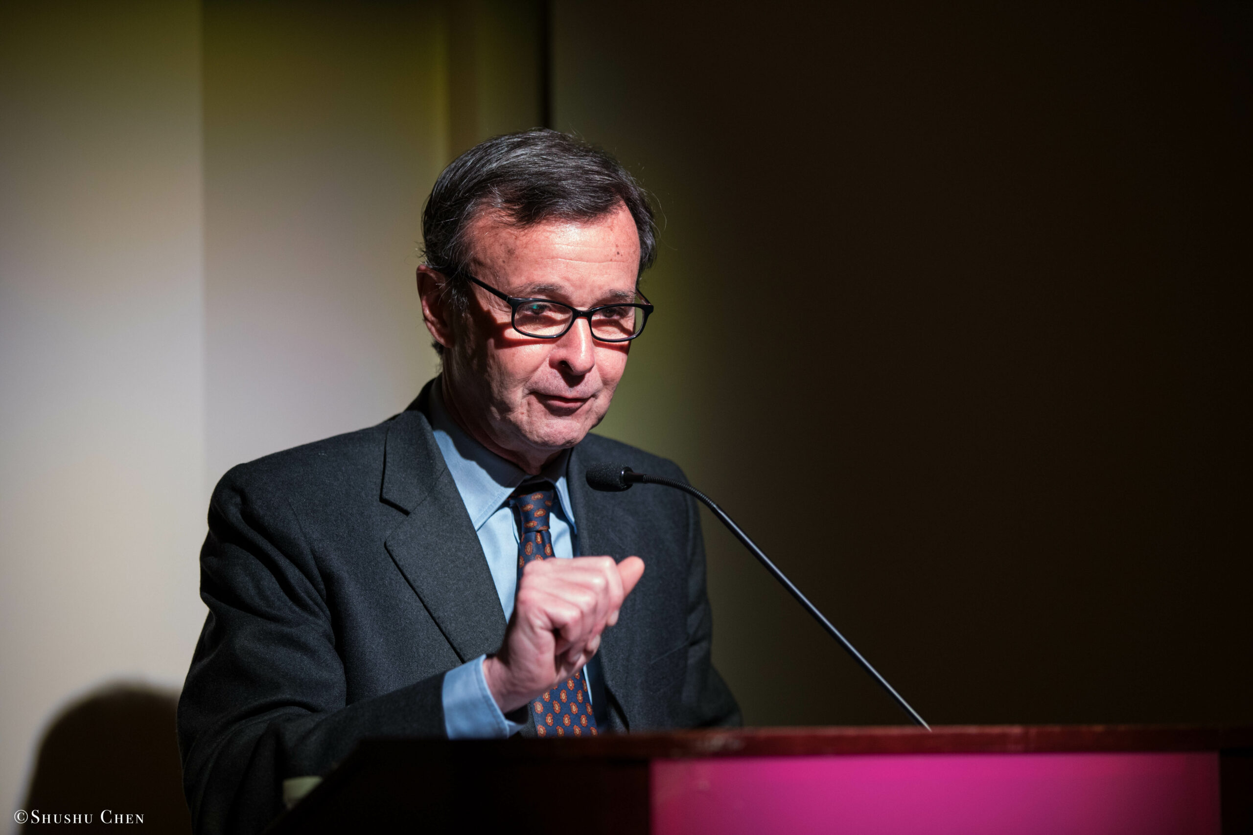 speaker-talking-from-seminar-global-interdependence-and-the-crisis-of-democracy-at-casa-italiana