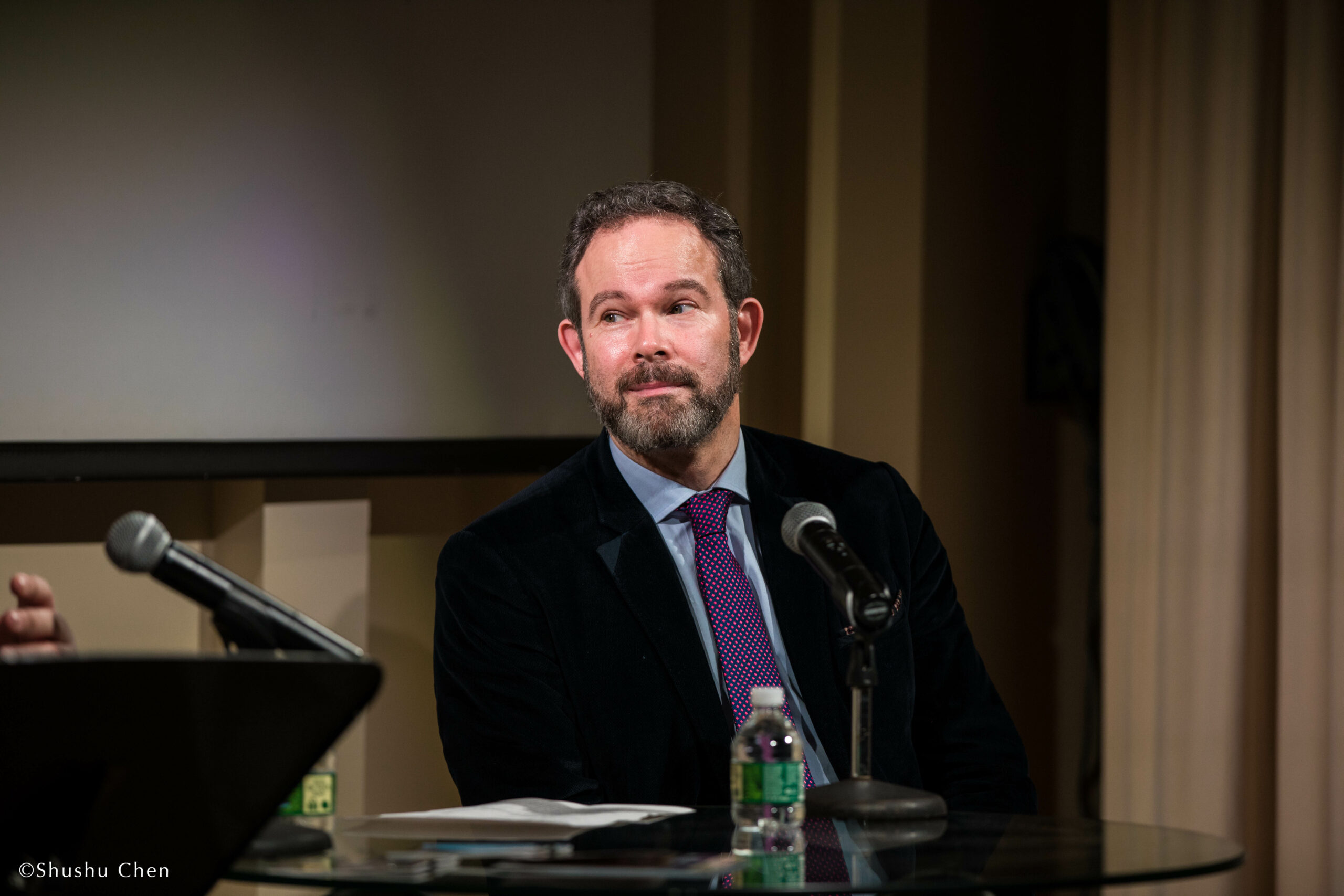 speaker-talking-from-adventures-in-italian-opera-gerald-finley-at-casa-italiana
