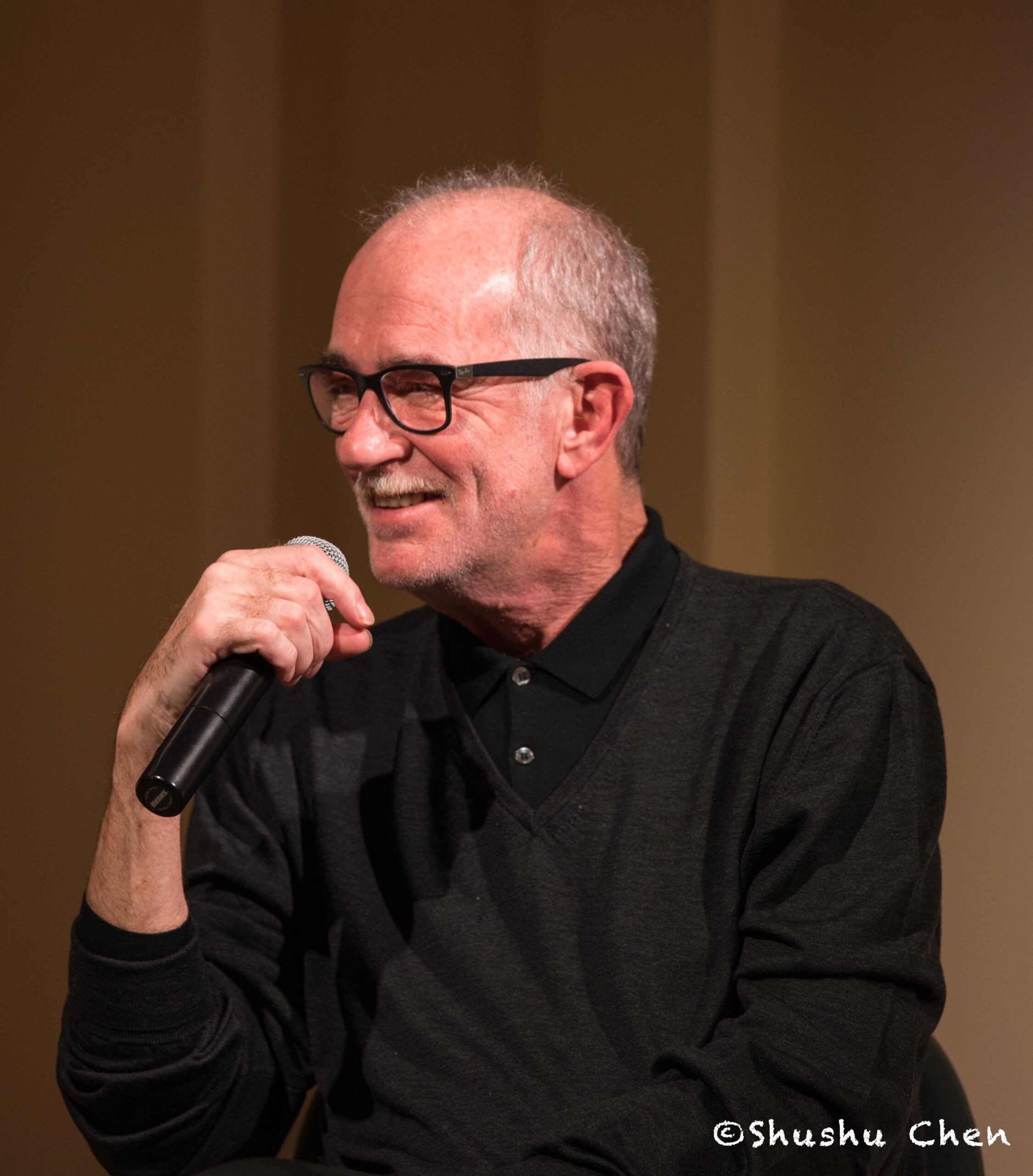 speaker-smilng-from-francesco-de-gregori-at-casa-italiana