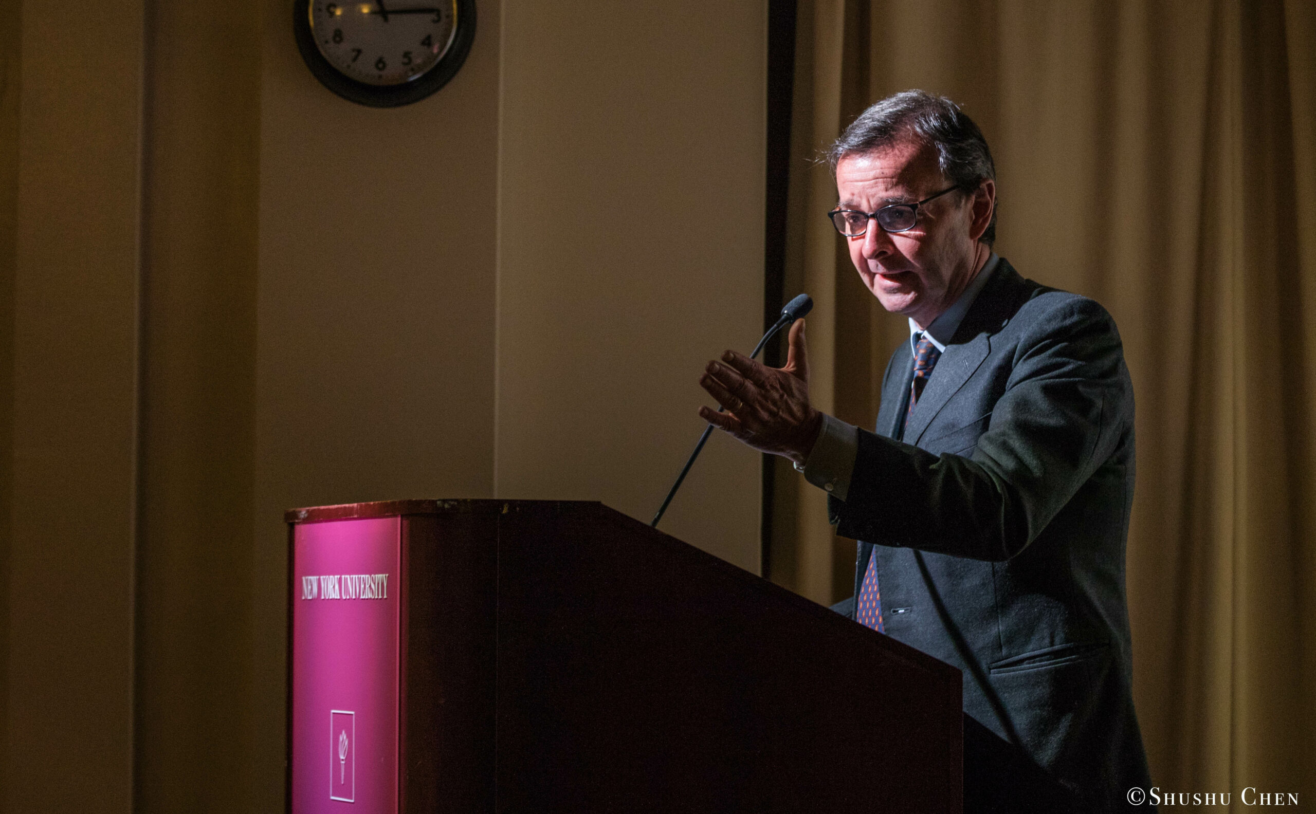 speaker-talking-from-seminar-global-interdependence-and-the-crisis-of-democracy-at-casa-italiana