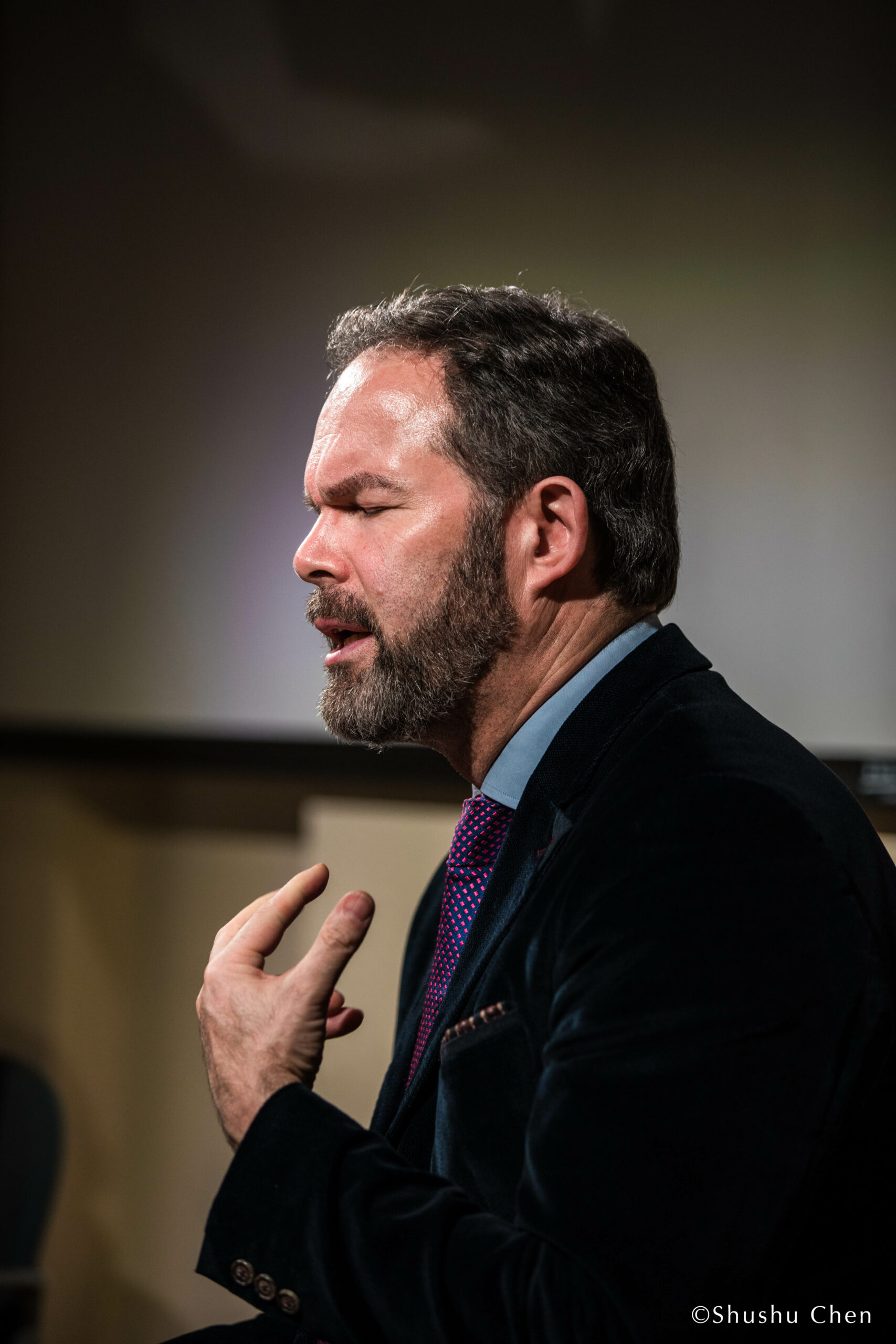 speaker-talking-from-adventures-in-italian-opera-gerald-finley-at-casa-italiana