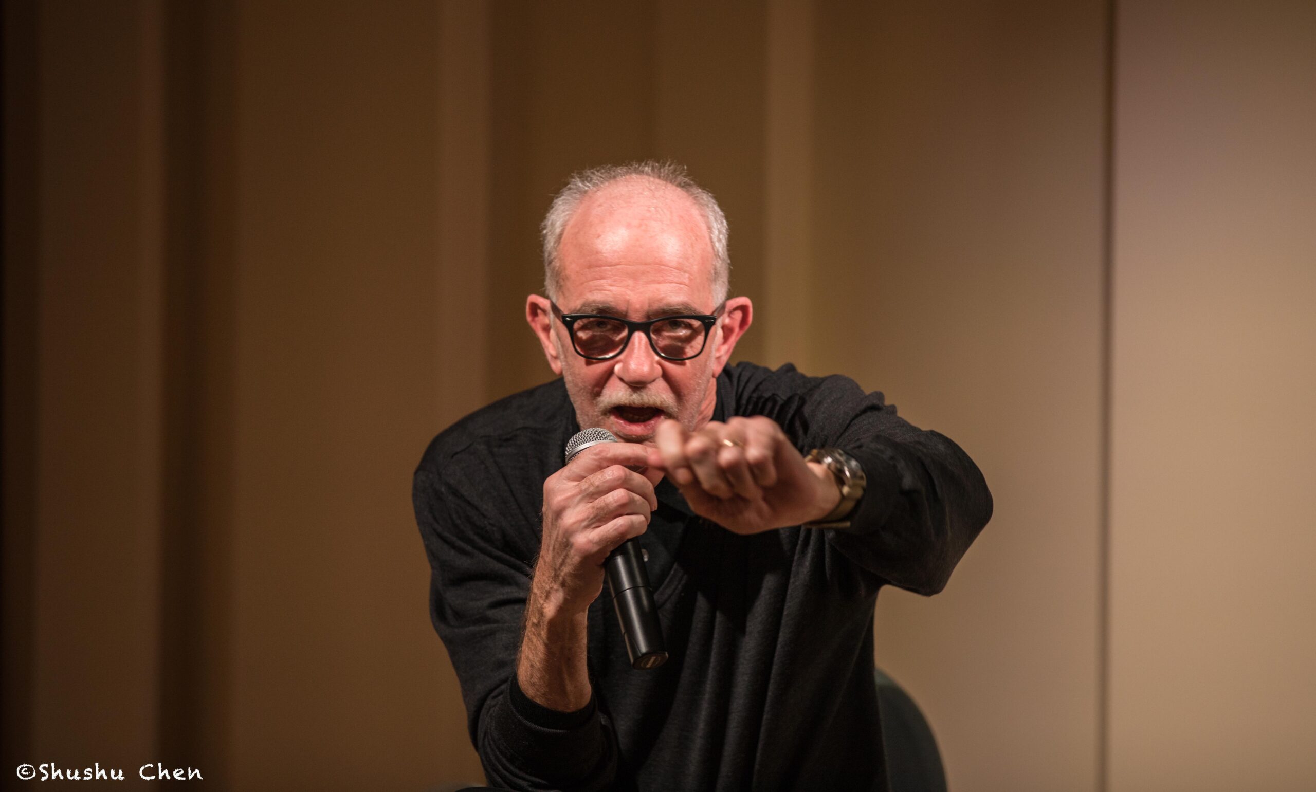 speaker-talking-from-francesco-de-gregori-at-casa-italiana