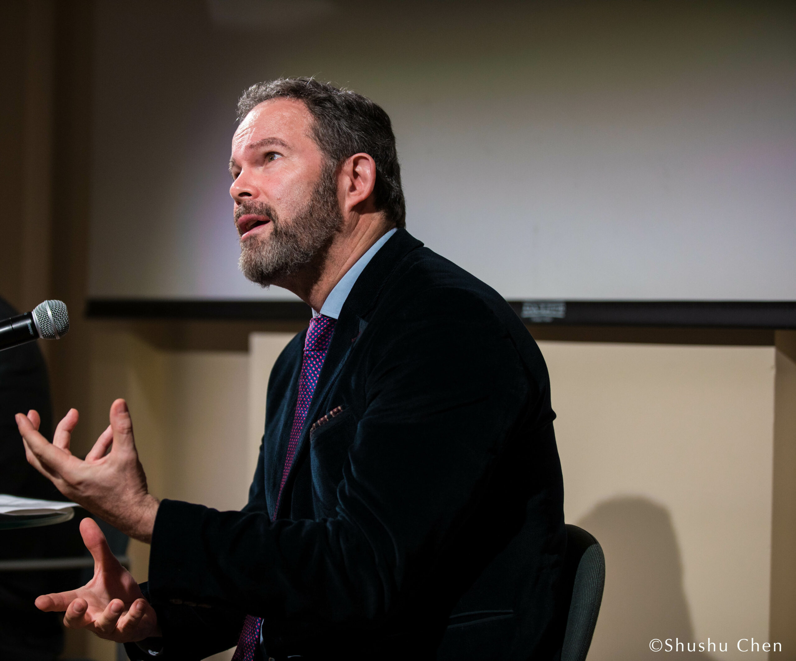 speaker-talking-from-adventures-in-italian-opera-gerald-finley-at-casa-italiana