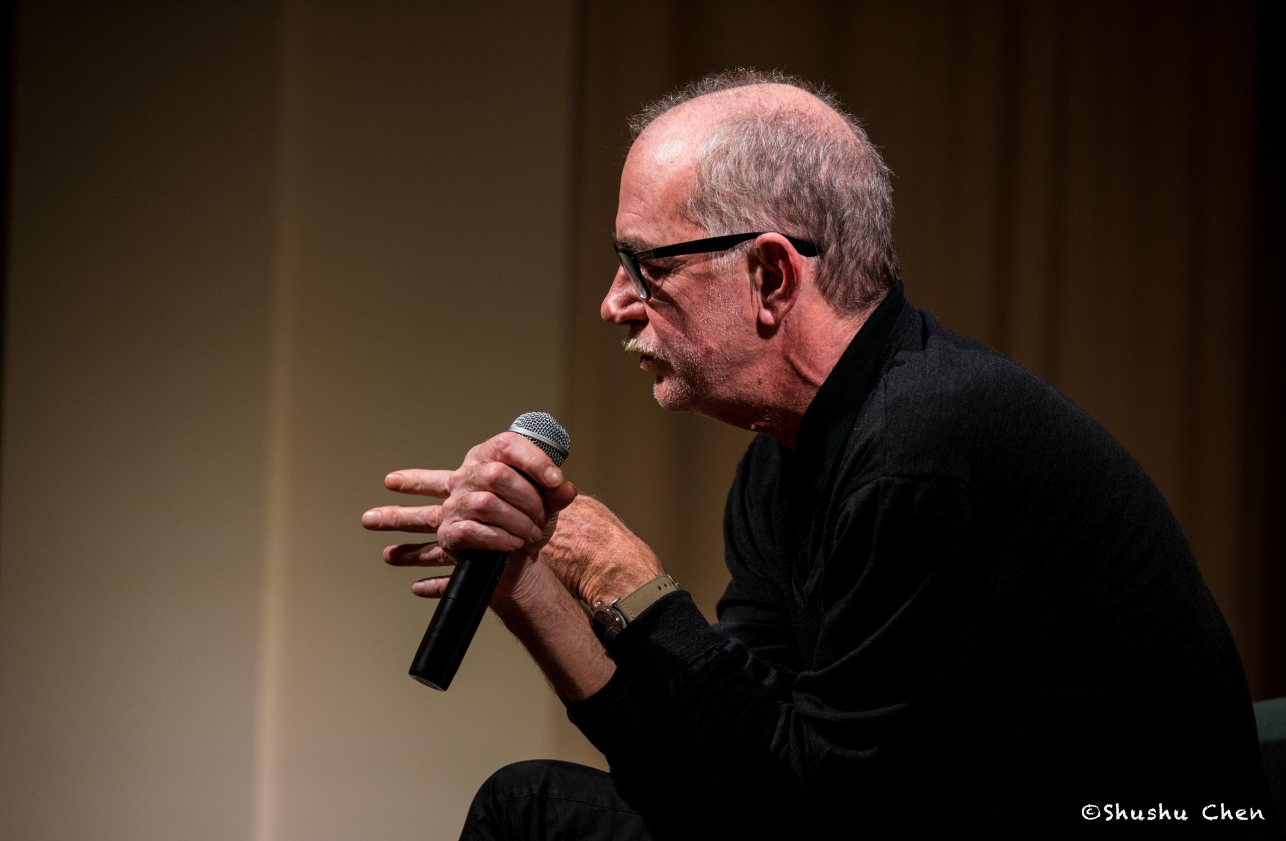 speaker-talking-from-francesco-de-gregori-at-casa-italiana