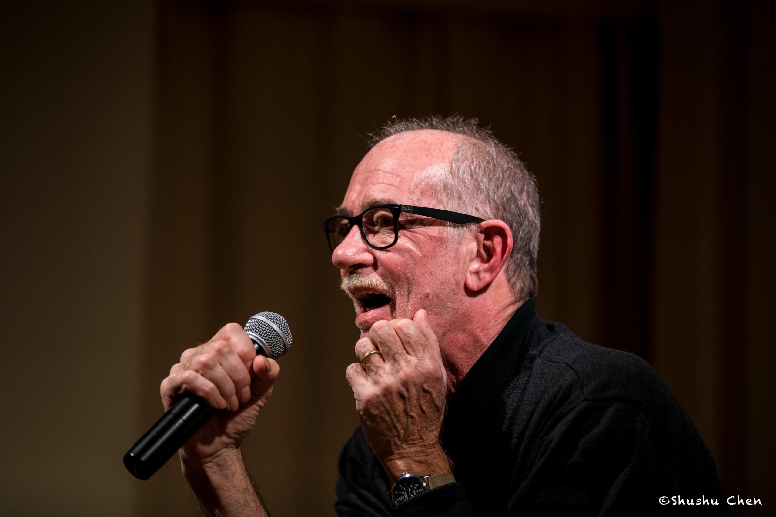 speaker-talking-from-francesco-de-gregori-at-casa-italiana