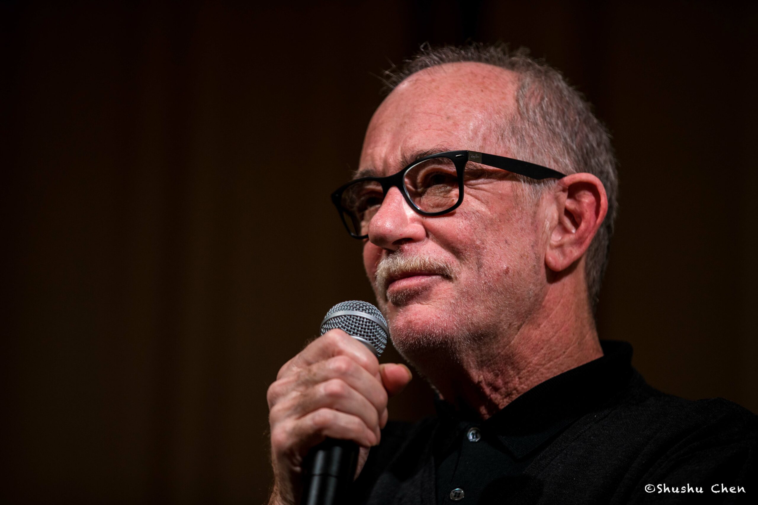 speaker-talking-from-francesco-de-gregori-at-casa-italiana