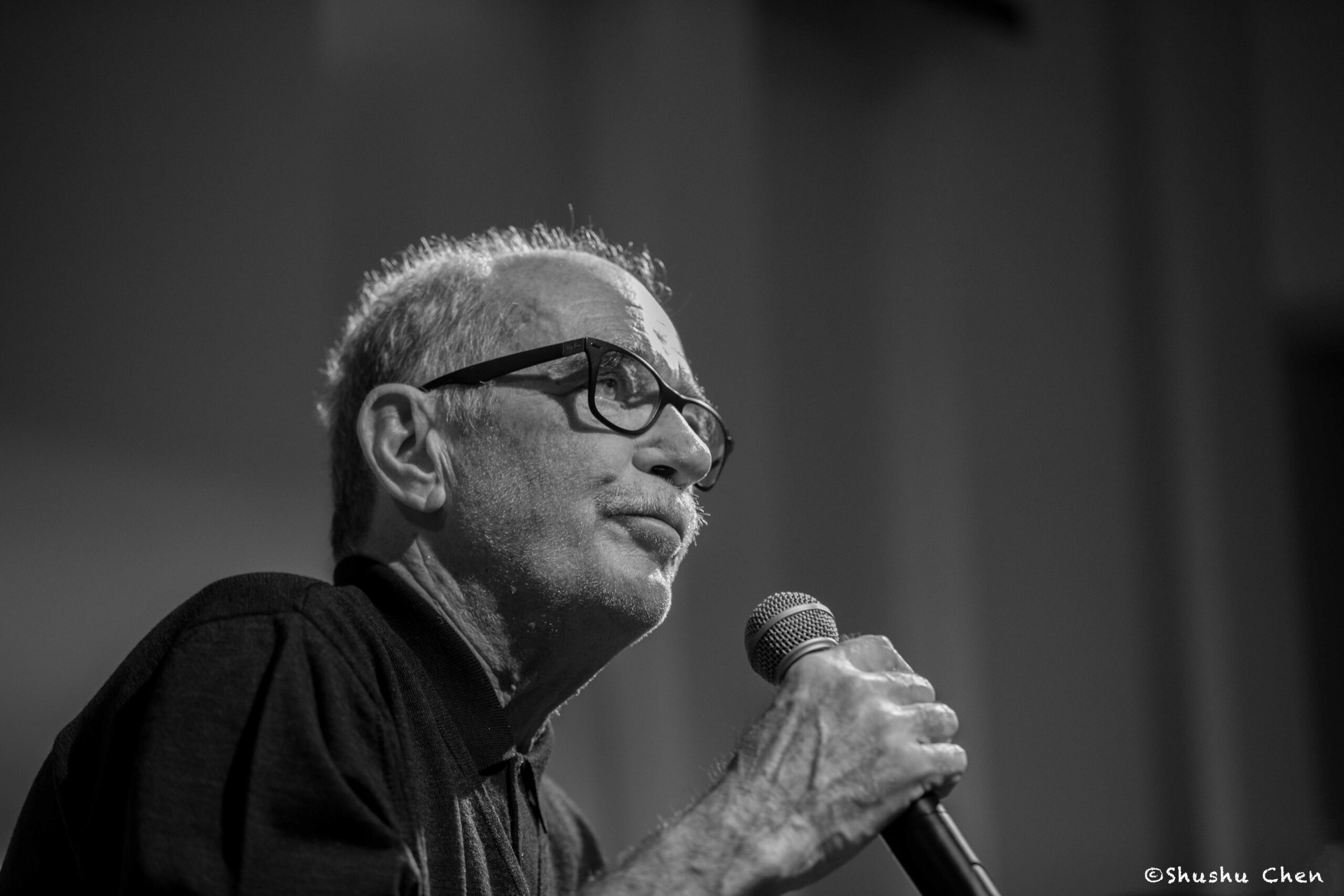 speaker-talking-from-francesco-de-gregori-at-casa-italiana