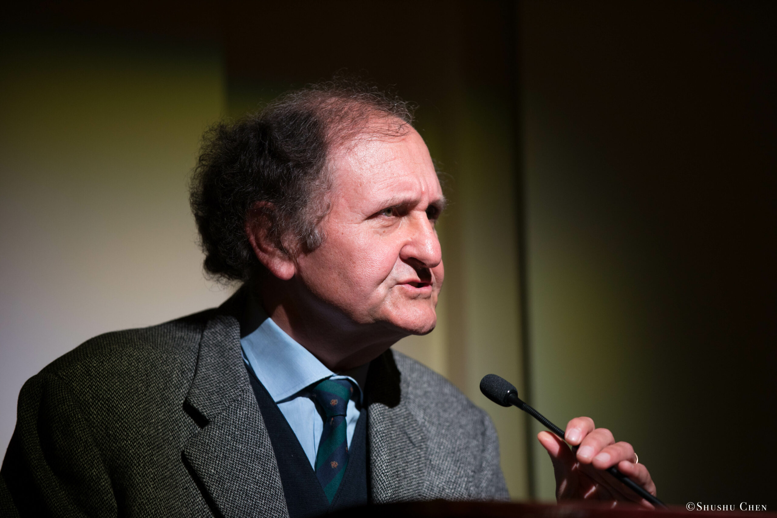 speaker-talking-from-seminar-global-interdependence-and-the-crisis-of-democracy-at-casa-italiana