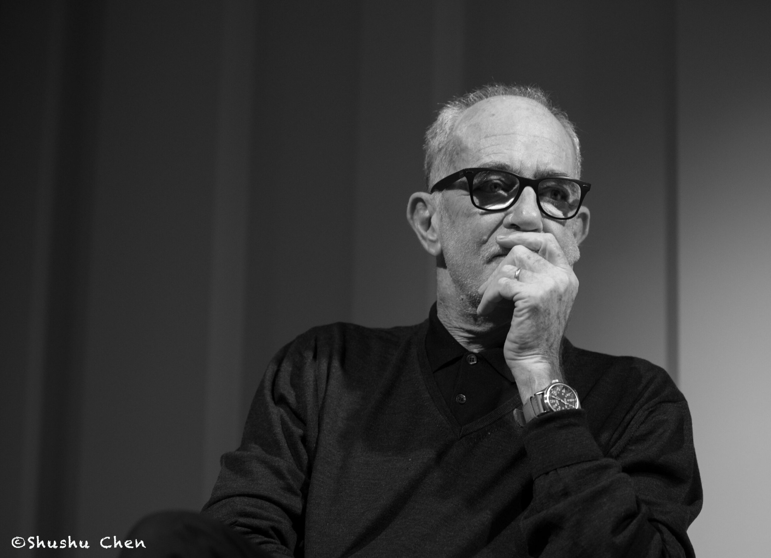 speaker-seated-from-francesco-de-gregori-at-casa-italiana