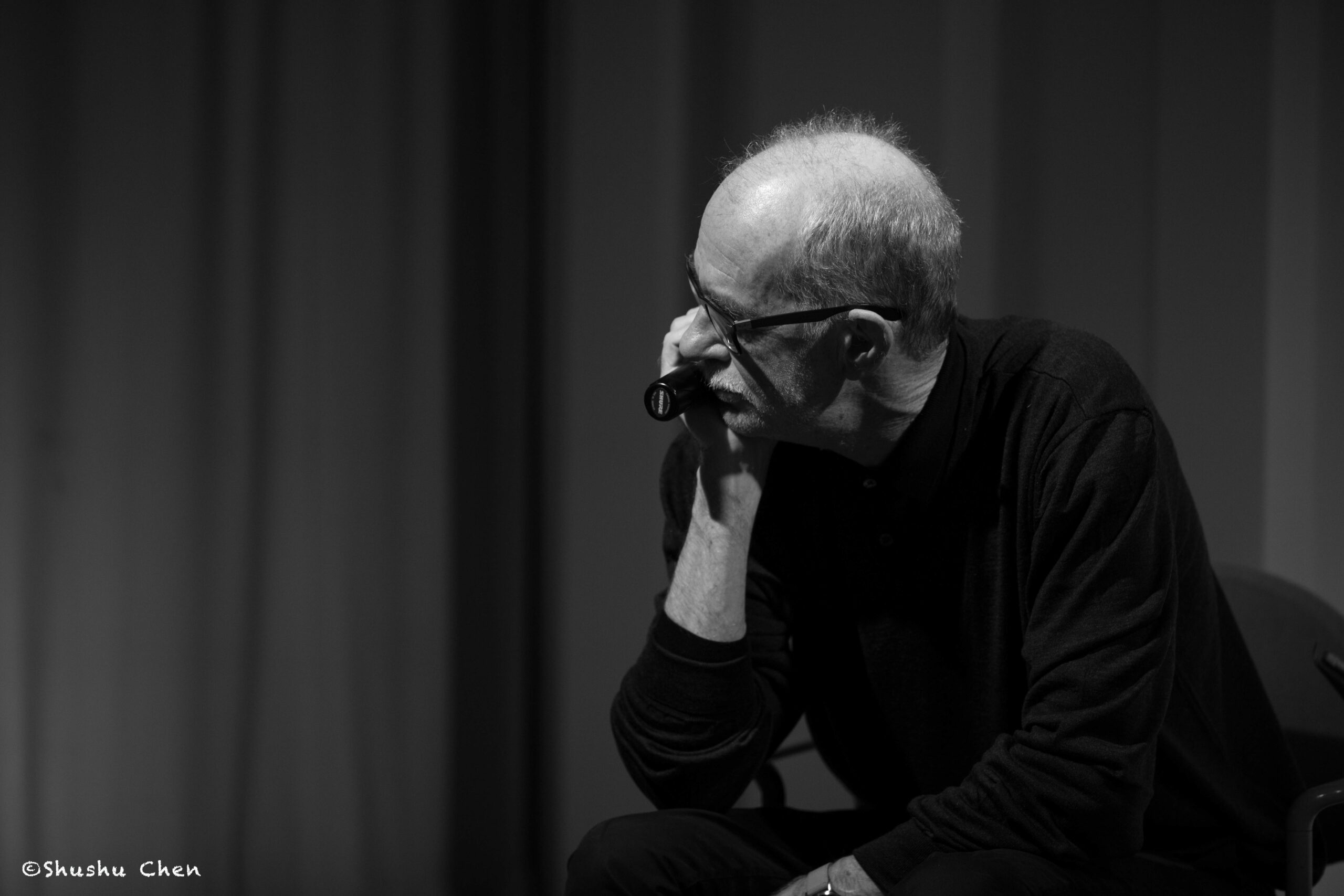 speaker-with-mic-in-hand-from-francesco-de-gregori-at-casa-italiana