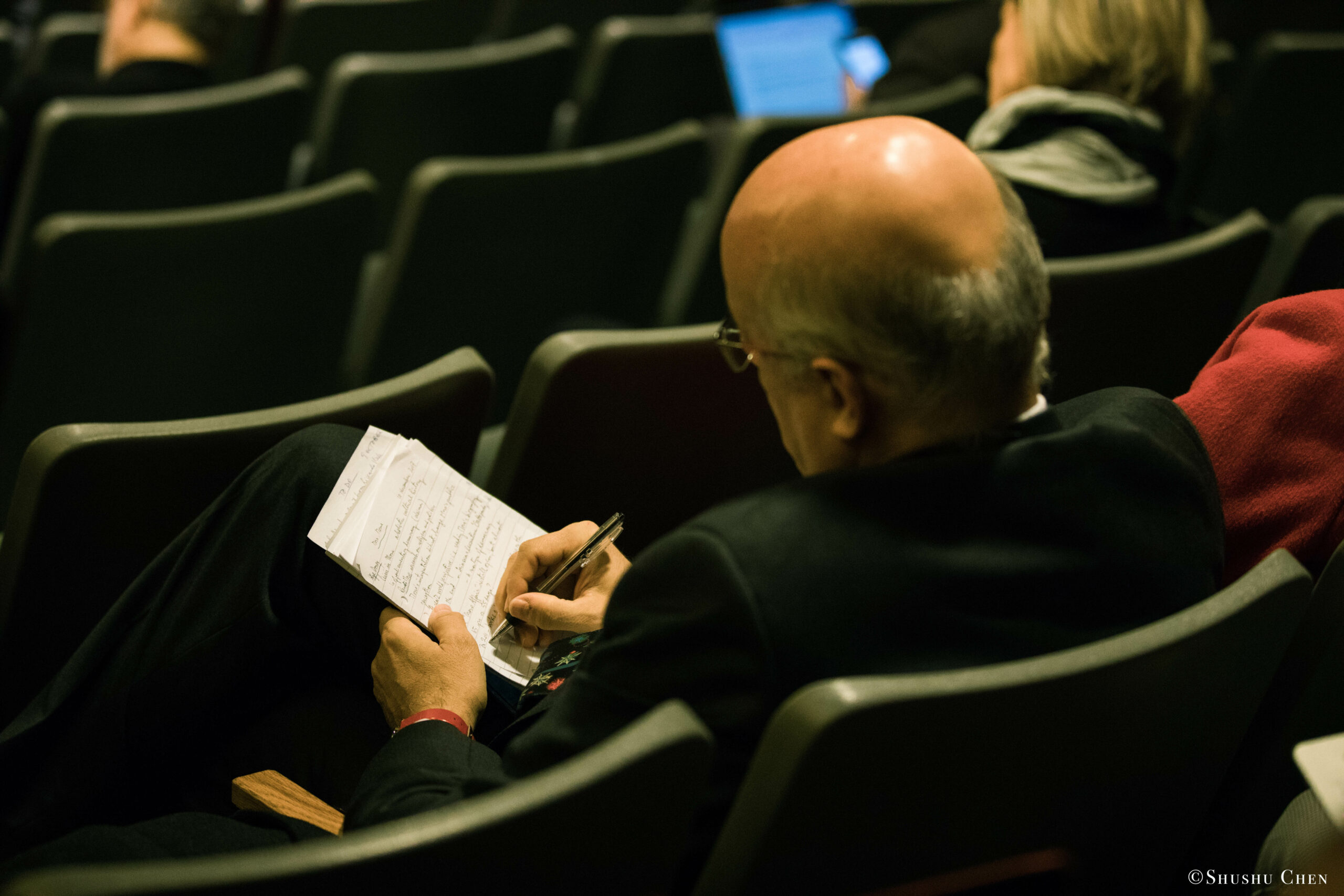 spectator-taking-notes-from-seminar-global-interdependence-and-the-crisis-of-democracy-at-casa-italiana