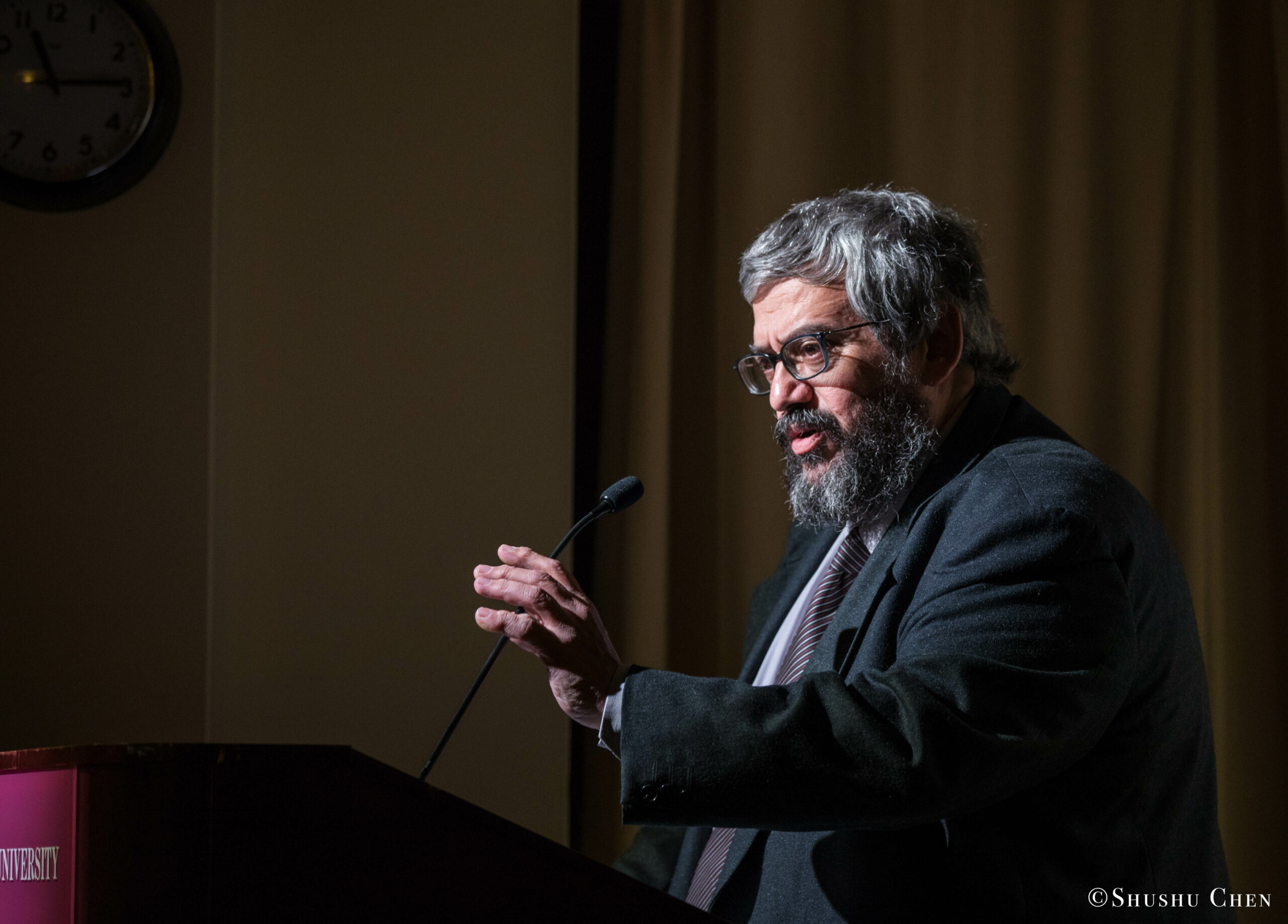 speaker-talking-from-seminar-global-interdependence-and-the-crisis-of-democracy-at-casa-italiana
