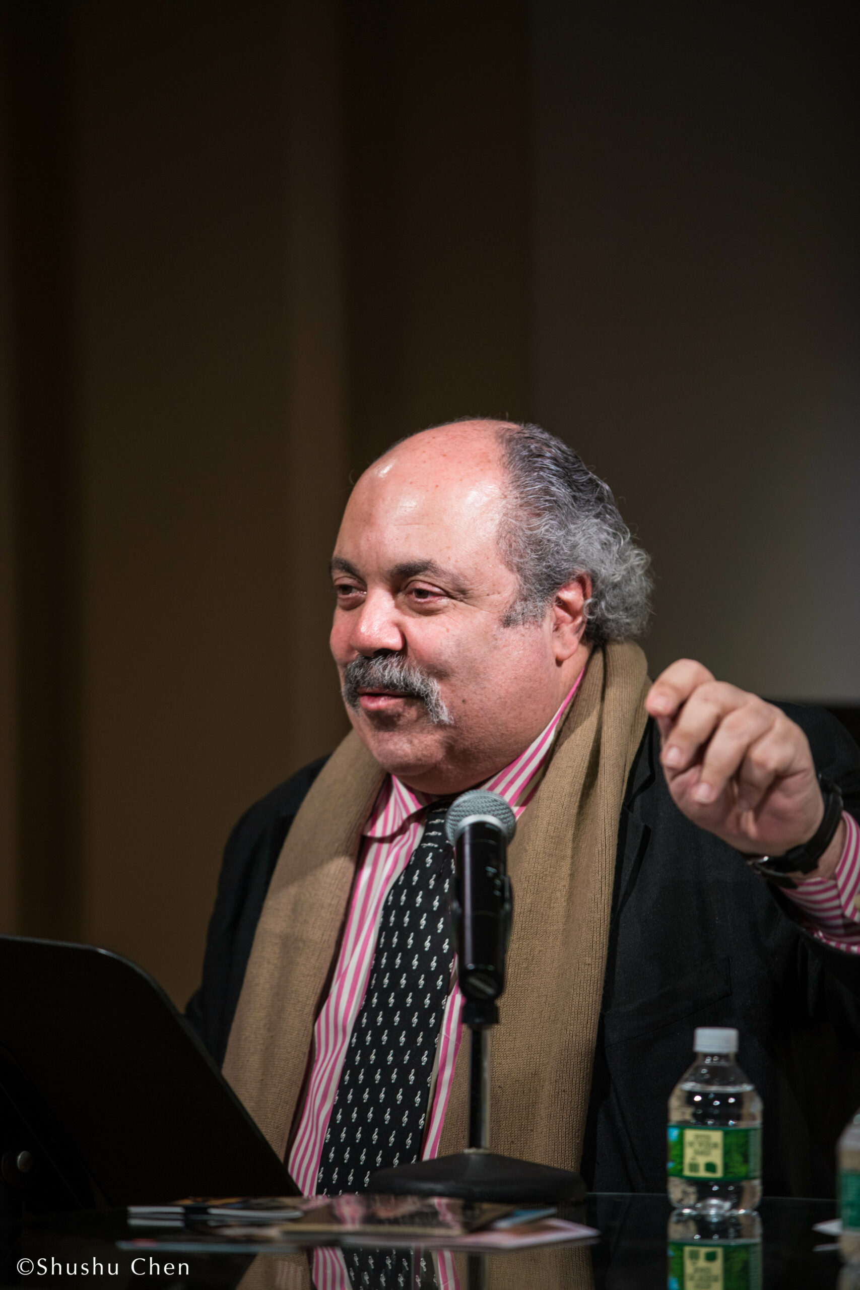 speaker-talking-from-adventures-in-italian-opera-gerald-finley-at-casa-italiana