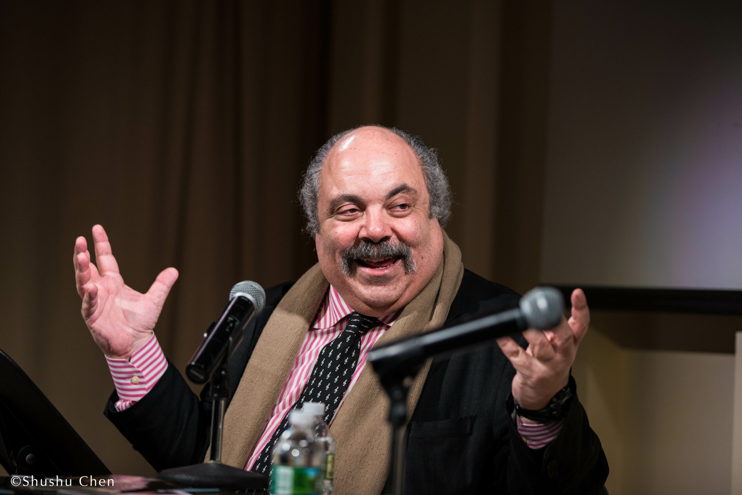 speaker-talking-from-adventures-in-italian-opera-gerald-finley-at-casa-italiana
