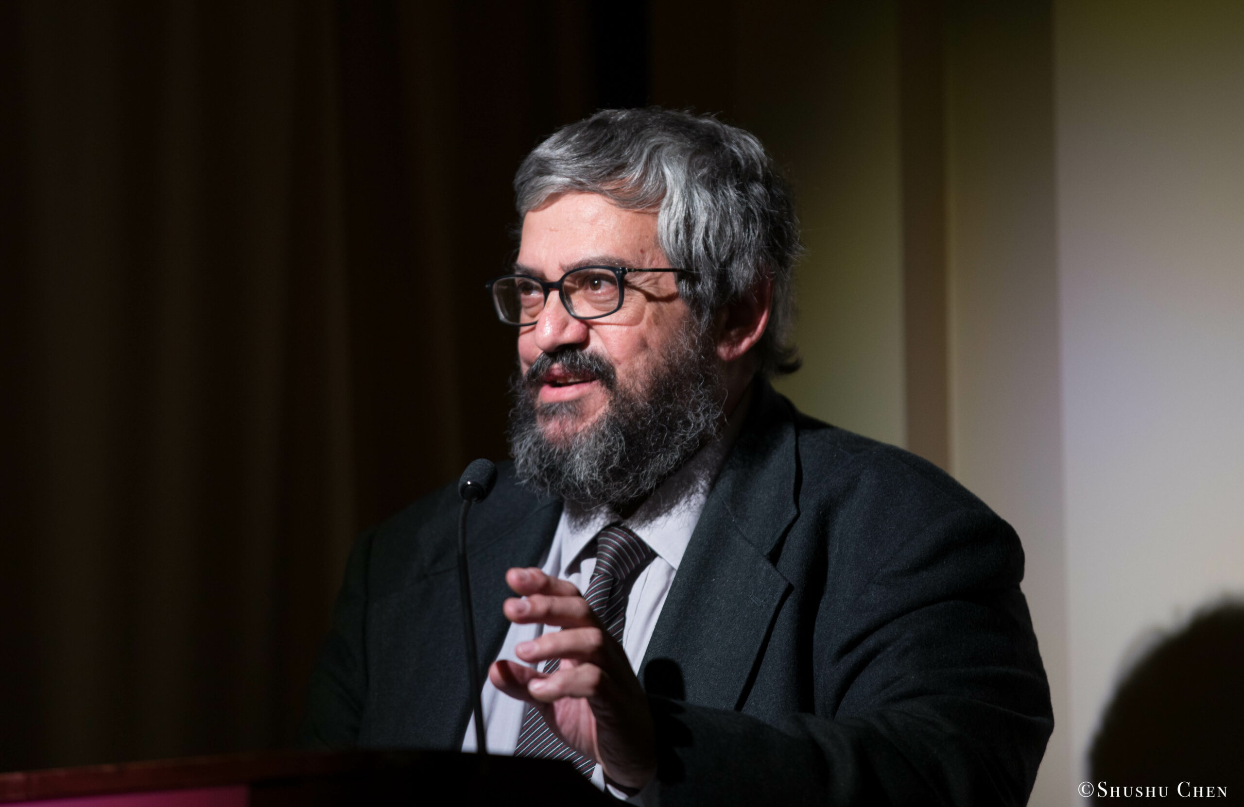 speaker-talking-from-seminar-global-interdependence-and-the-crisis-of-democracy-at-casa-italiana