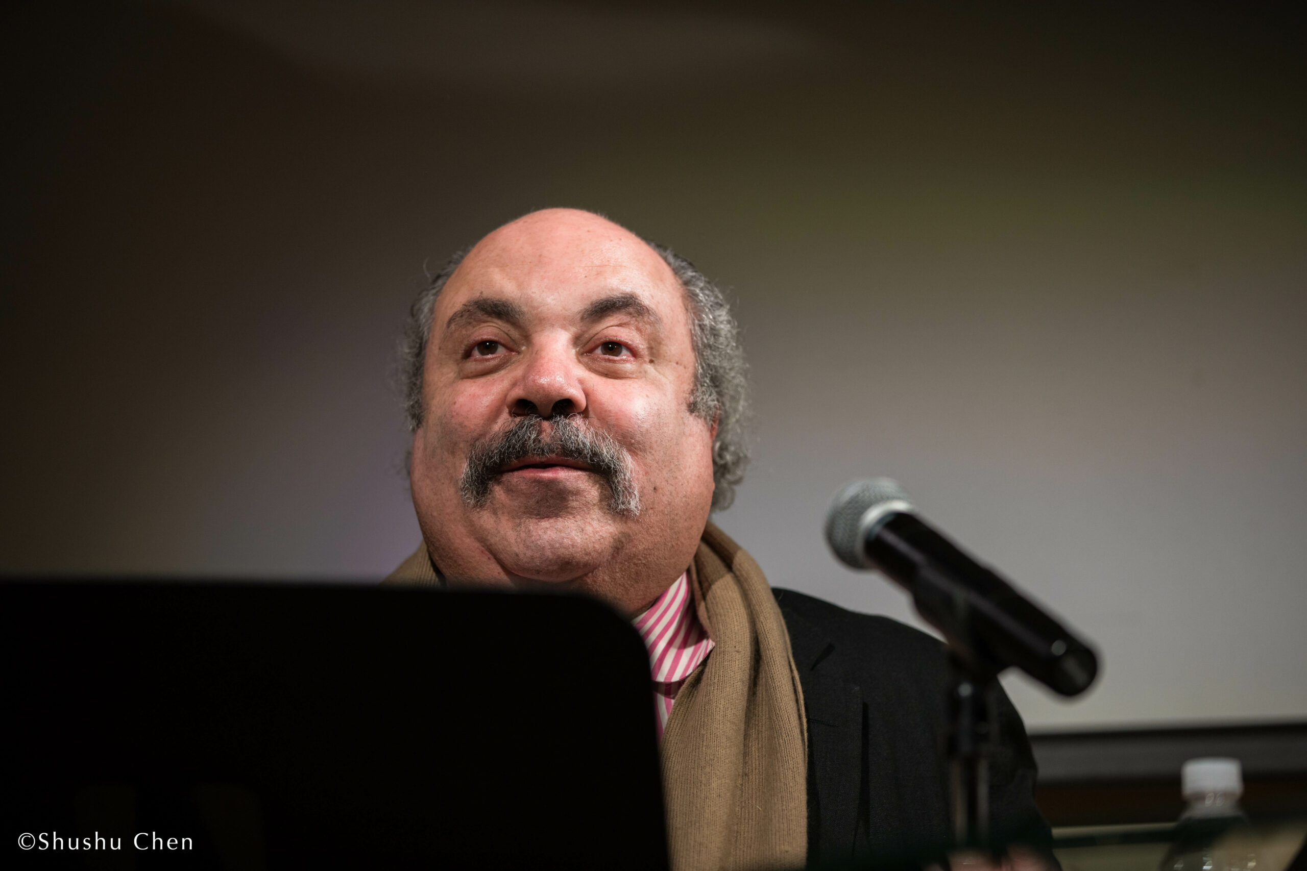 speaker-talking-from-adventures-in-italian-opera-gerald-finley-at-casa-italiana