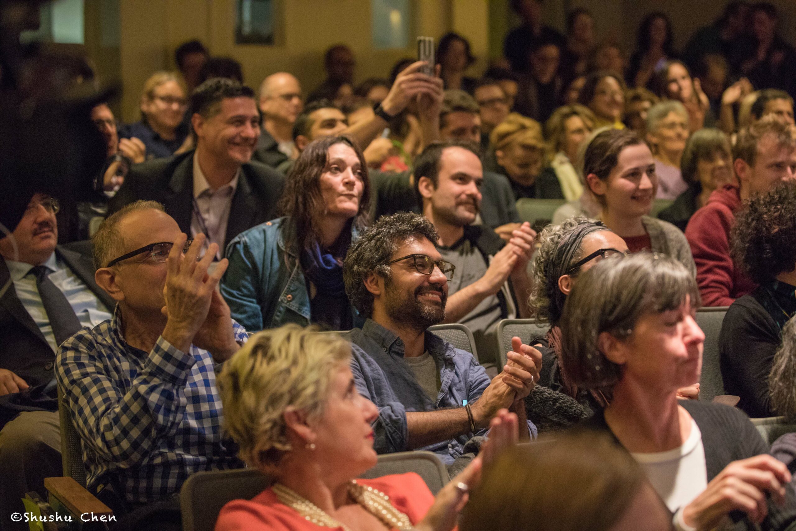 spectators-clapping-from-francesco-de-gregori-at-casa-italiana