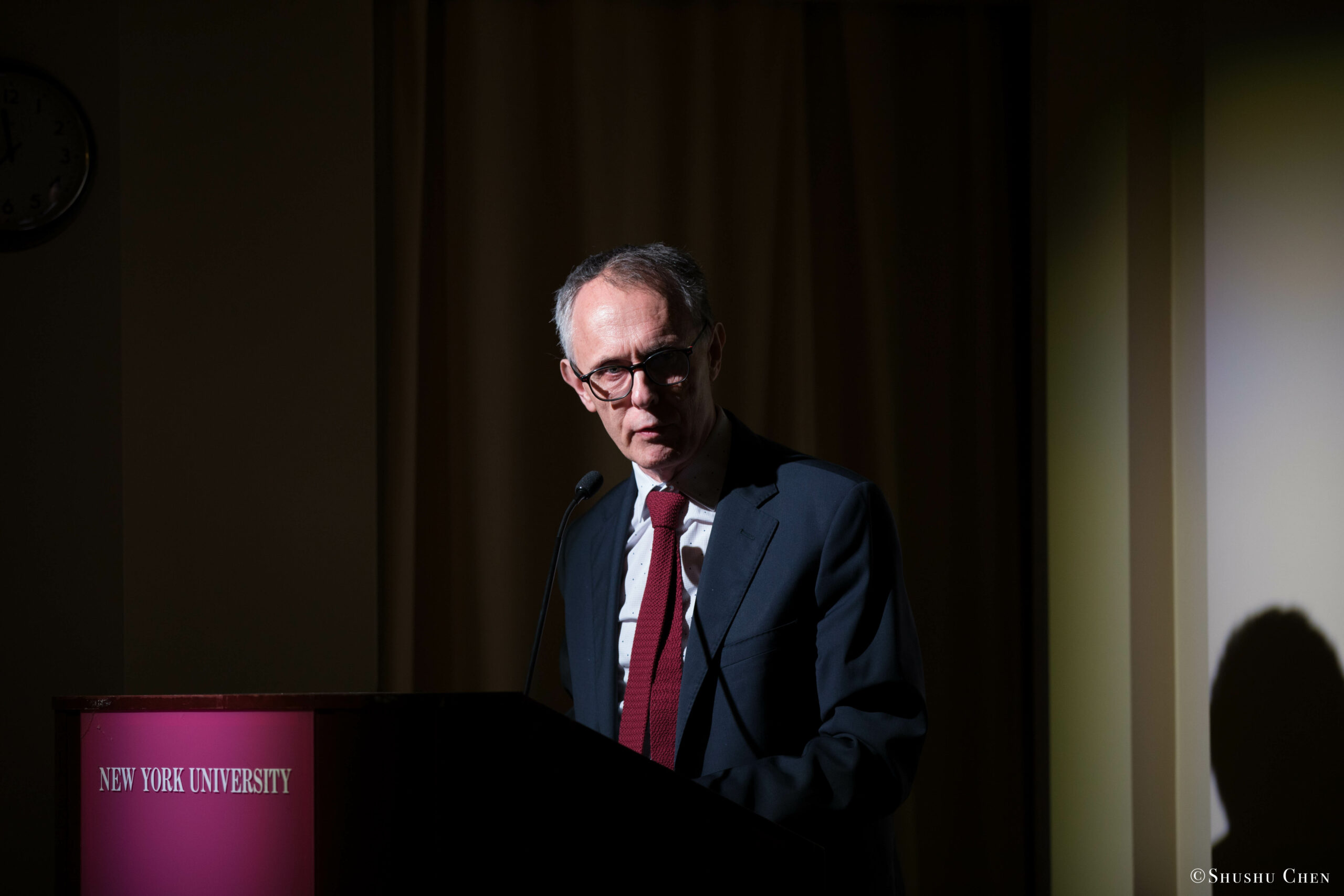 speaker-talking-from-seminar-global-interdependence-and-the-crisis-of-democracy-at-casa-italiana