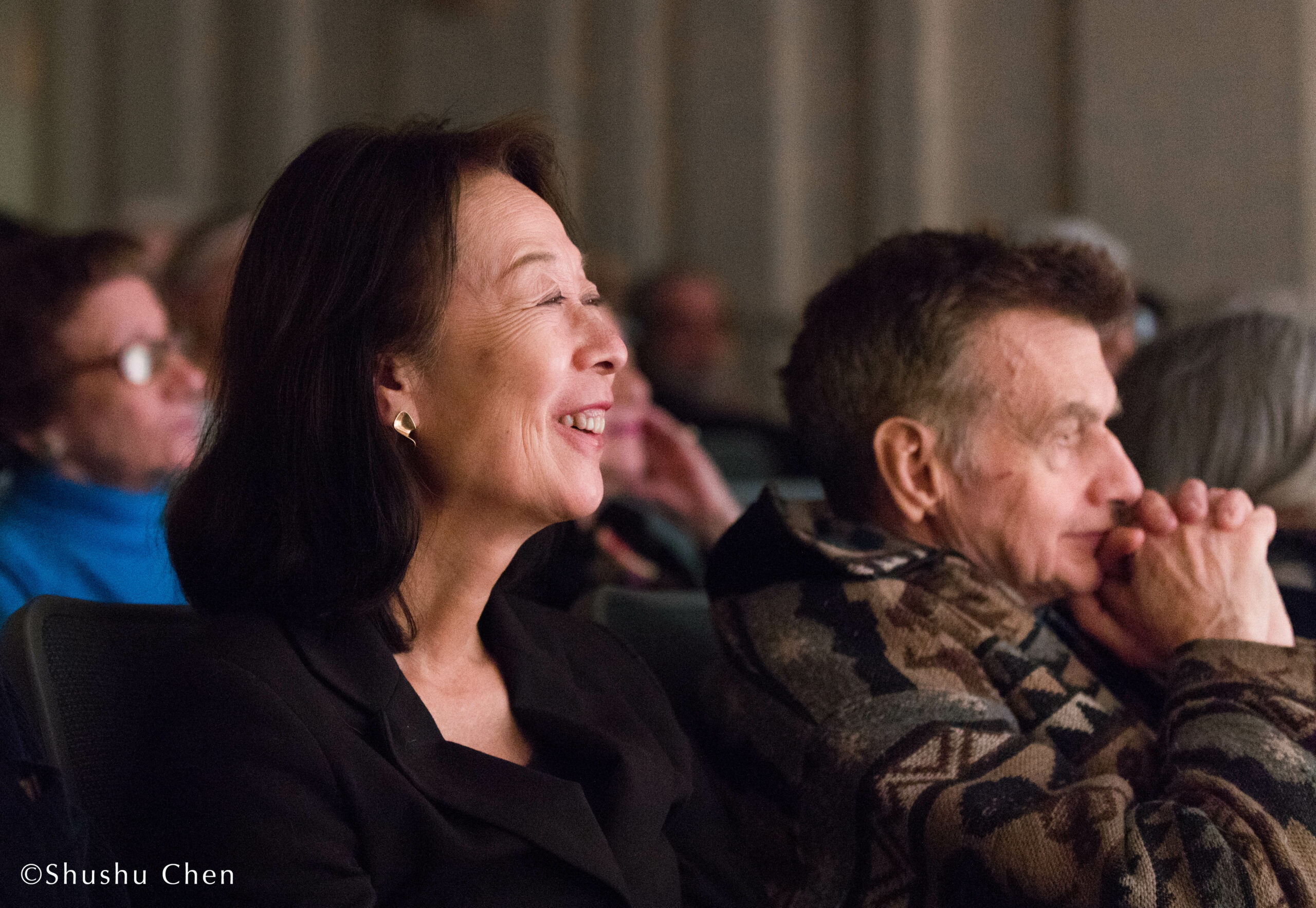 spectators-smiling-from-adventures-in-italian-opera-gerald-finley-at-casa-italiana