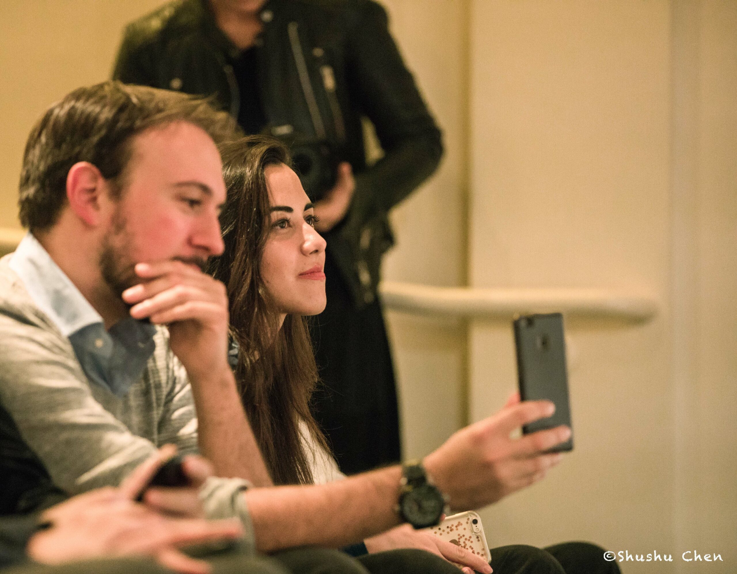 spectator-taking-photo-from-francesco-de-gregori-at-casa-italiana