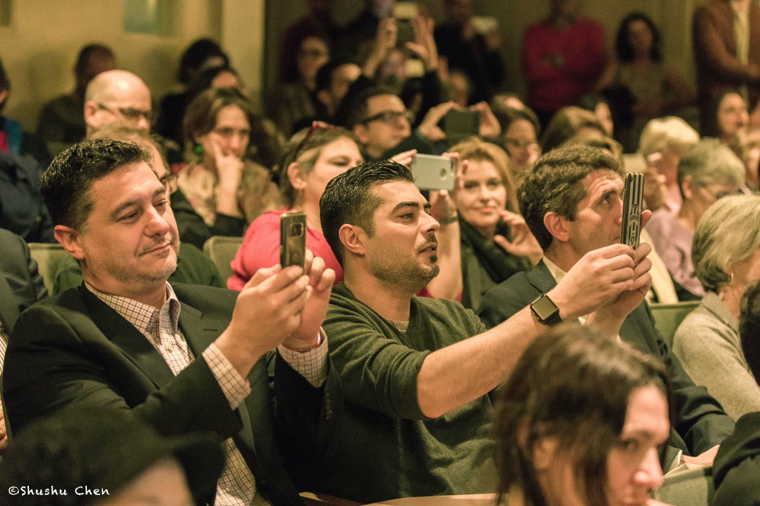 spectators-taking-photos-from-francesco-de-gregori-at-casa-italiana