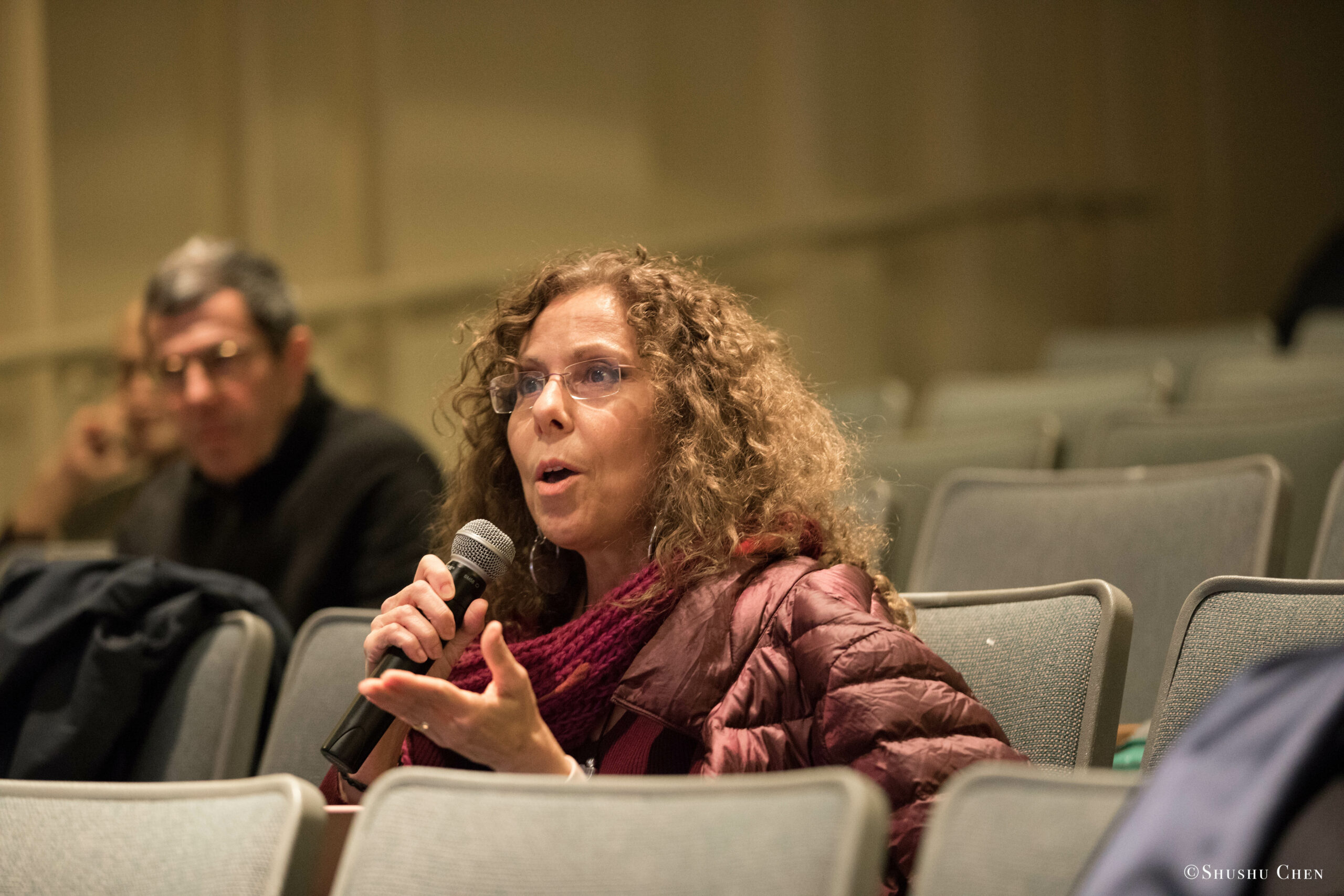 spectators-asking-questions-from-seminar-global-interdependence-and-the-crisis-of-democracy-at-casa-italiana