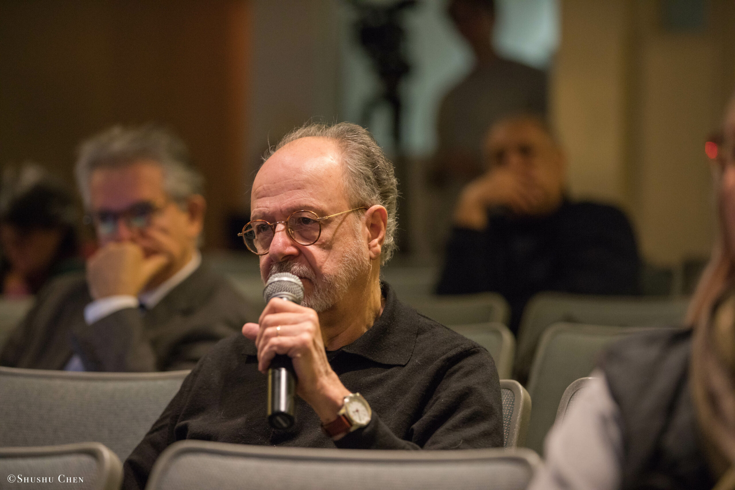 spectators-asking-questions-from-seminar-global-interdependence-and-the-crisis-of-democracy-at-casa-italiana