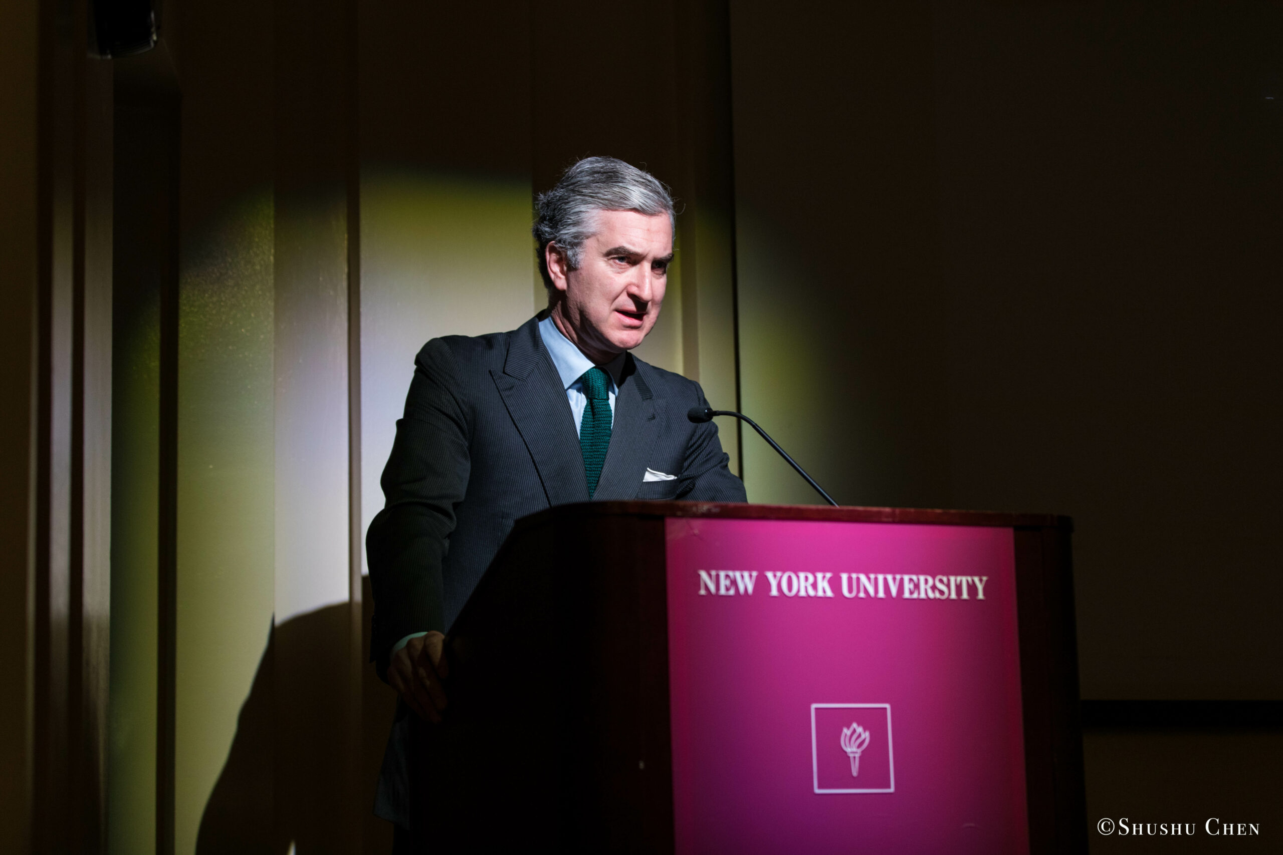speaker-talking-from-seminar-global-interdependence-and-the-crisis-of-democracy-at-casa-italiana