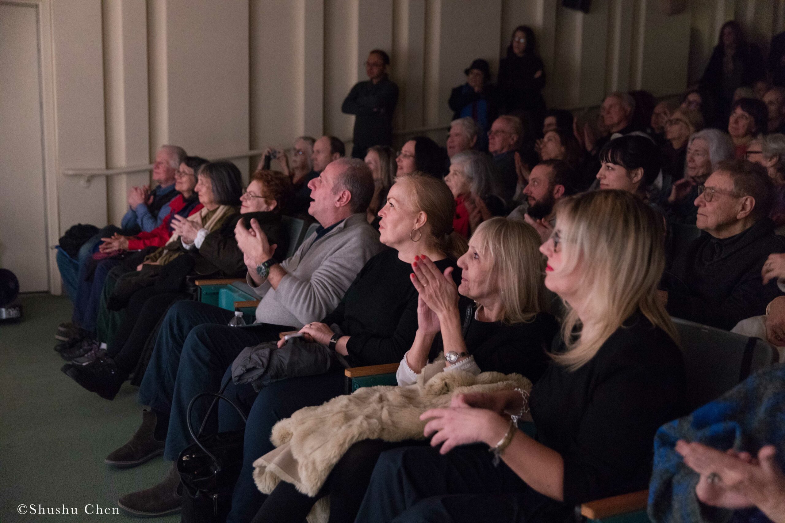 spectators-clapping-from-screening-pagani-and-dance-presentation-by-alessandra-belloni-and-i-giullari-di-piazza-at-casa-italiana